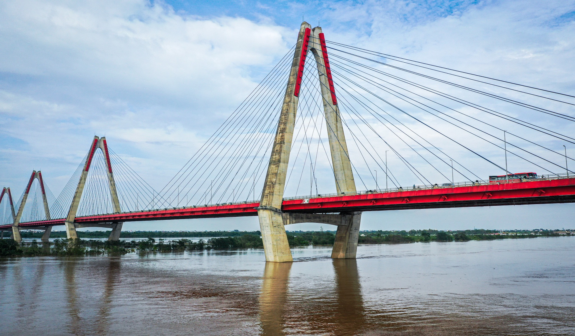 Tốc độ dòng chảy cũng giảm. Theo Trung tâm Khí tượng thủy văn quốc gia, dự kiến, lũ trên sông Hồng tại Hà Nội sẽ tiếp tục xuống chậm dưới mức báo động 2 và trên báo động 1 trong vài giờ tới.