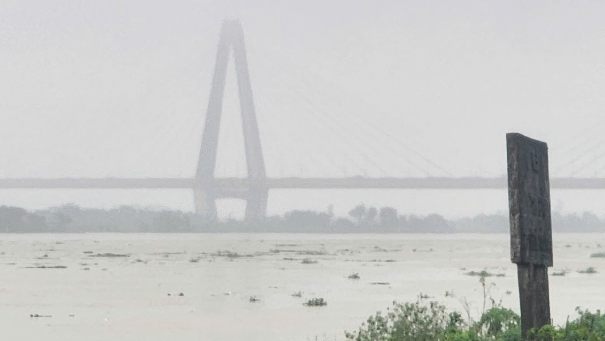 Do mực nước sông Hồng vẫn đang lên nên một số khu dân cư ven sông Hồng trên địa bàn quận Hoàn Kiếm, Tây Hồ, Long Biên nước ngập sâu hơn. Do mực nước sông Hồng vẫn đang lên nên một số khu dân cư ven sông Hồng trên địa bàn quận Hoàn Kiếm, Tây Hồ, Long Biên nước ngập sâu hơn.