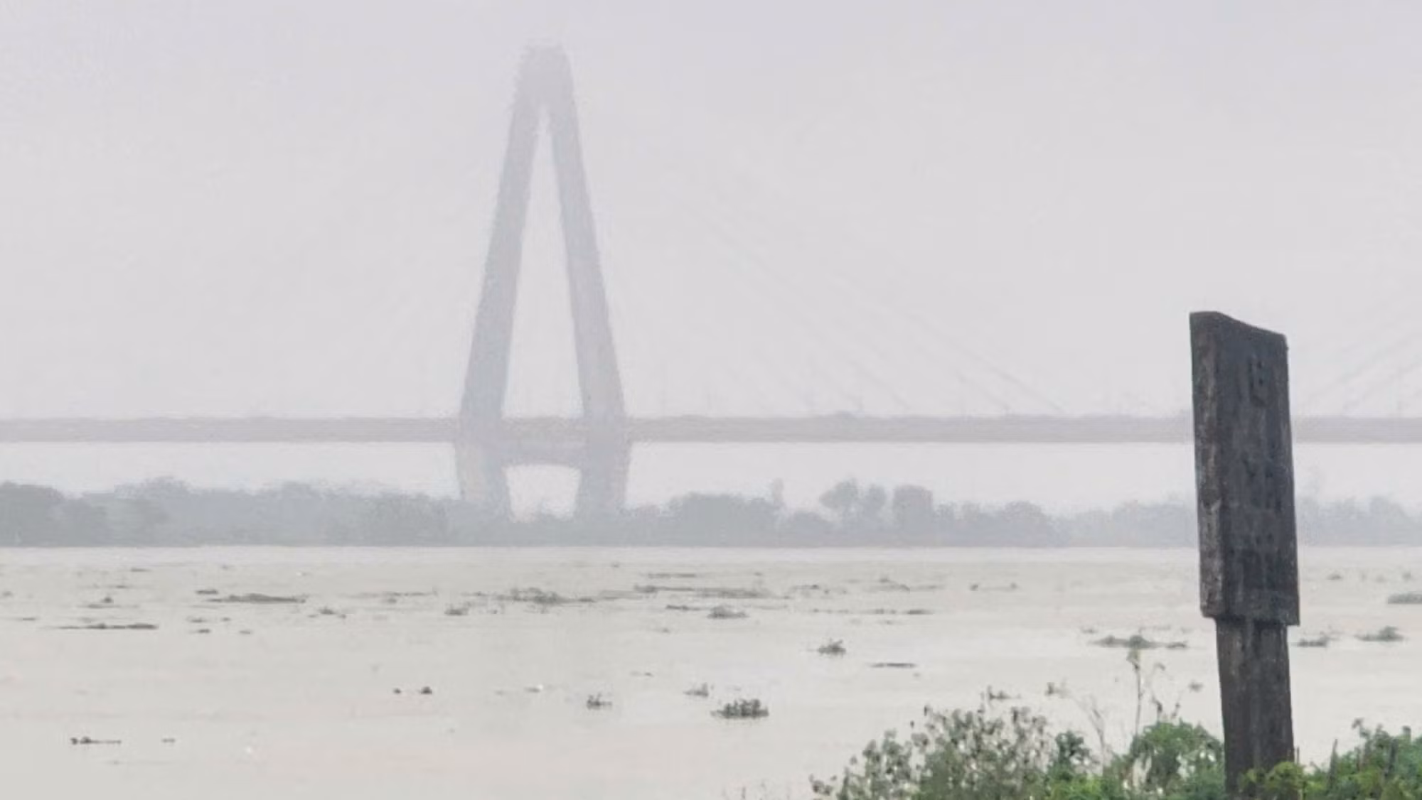 Do mực nước sông Hồng vẫn đang lên nên một số khu dân cư ven sông Hồng trên địa bàn quận Hoàn Kiếm, Tây Hồ, Long Biên nước ngập sâu hơn.