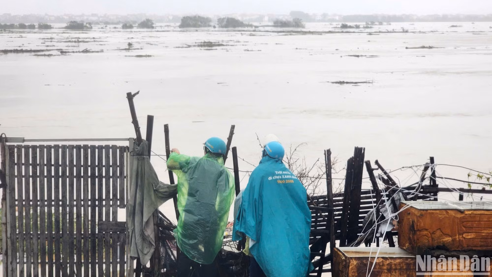 Mực nước sông Hồng đang lên nhanh. Lúc 6 giờ ngày 11/9, mực nước trên sông Hồng tại Hà Nội 10,78m, trên báo động 2 là 0,28m.