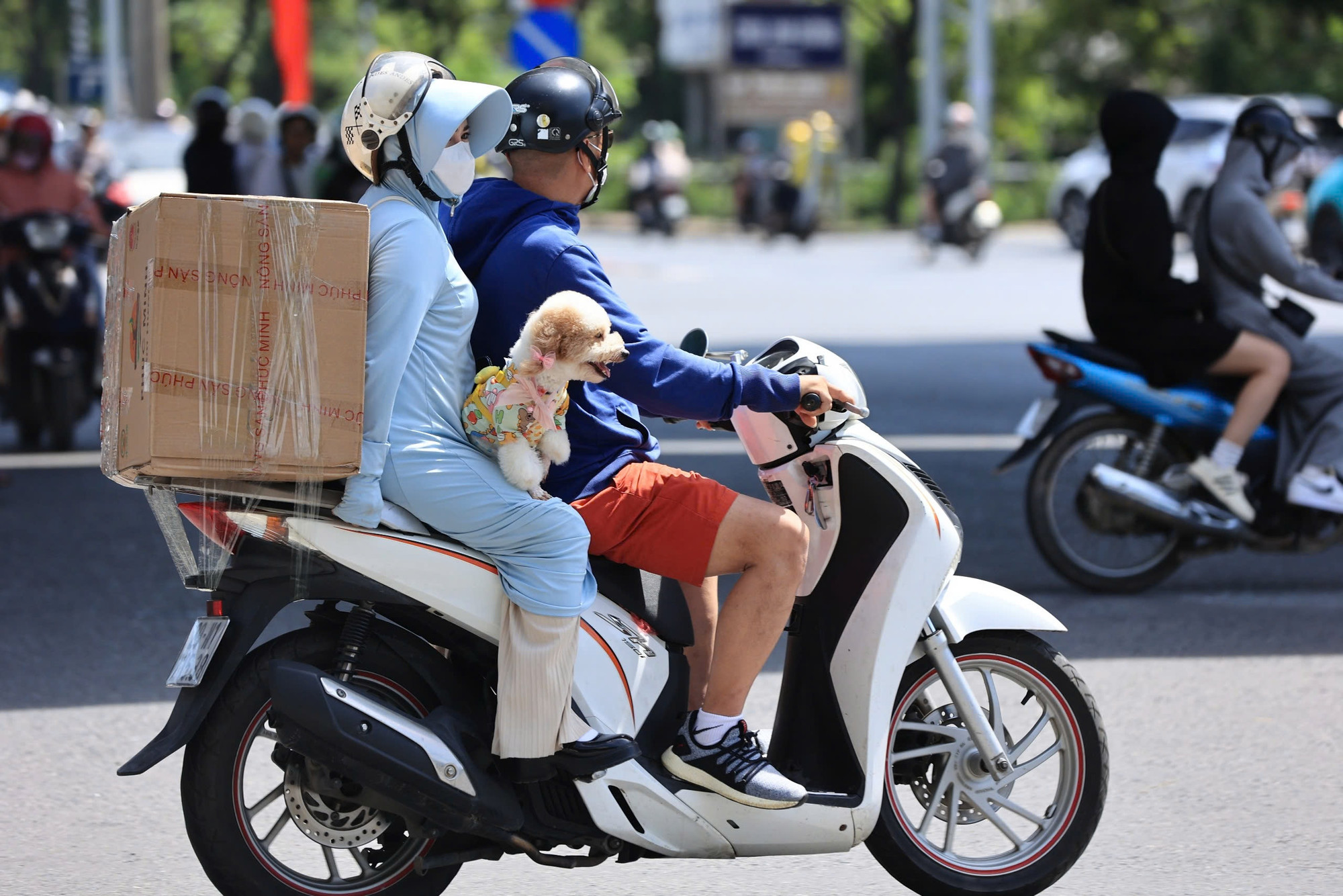 Lỉnh kỉnh đồ đạc trở lại Thủ đô sau kỳ nghỉ lễ kéo dài 4 ngày.