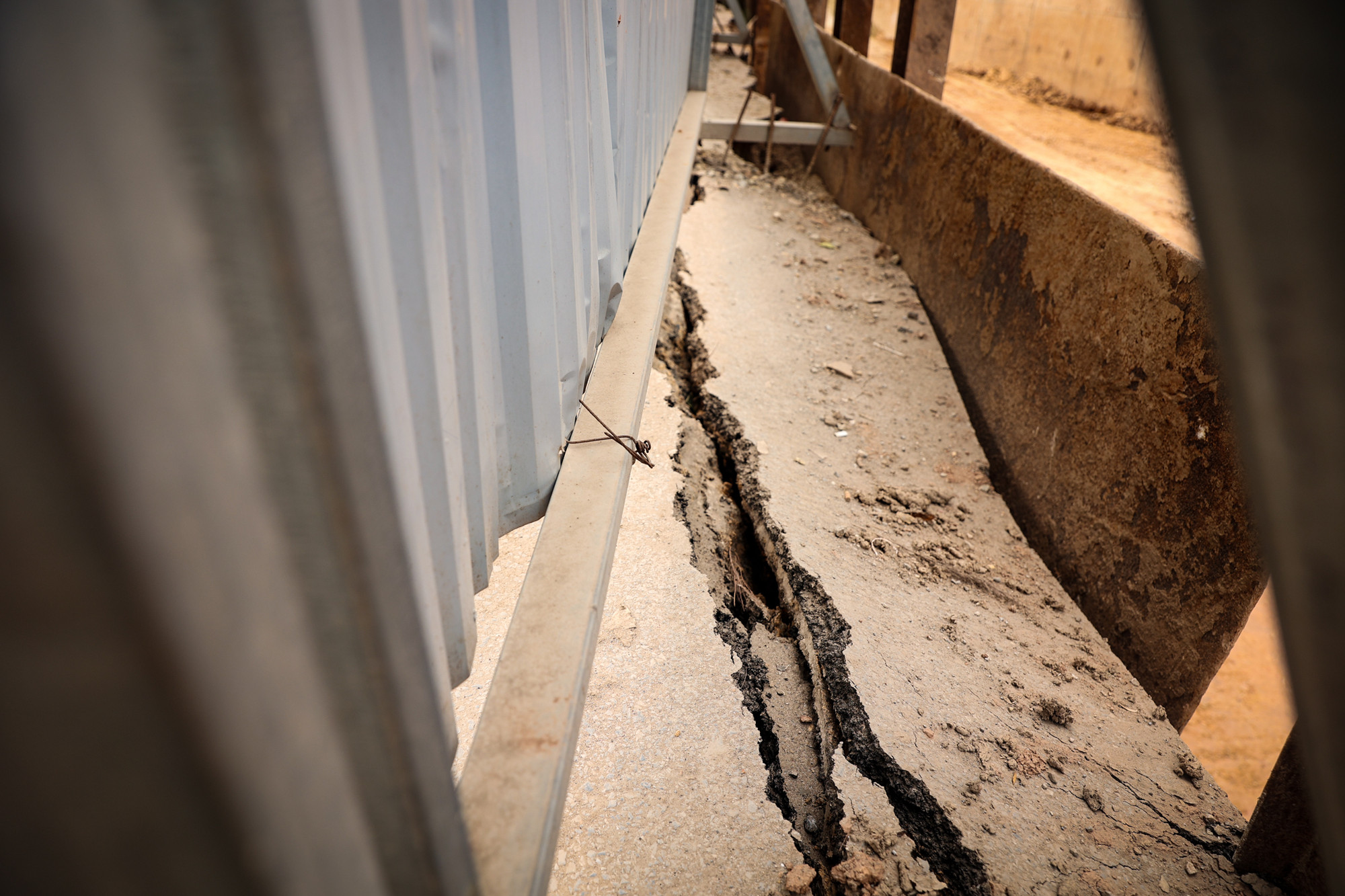 [Ảnh] Lại xuất hiện nhiều vết nứt sâu dọc mặt đê Âu Cơ ảnh 5