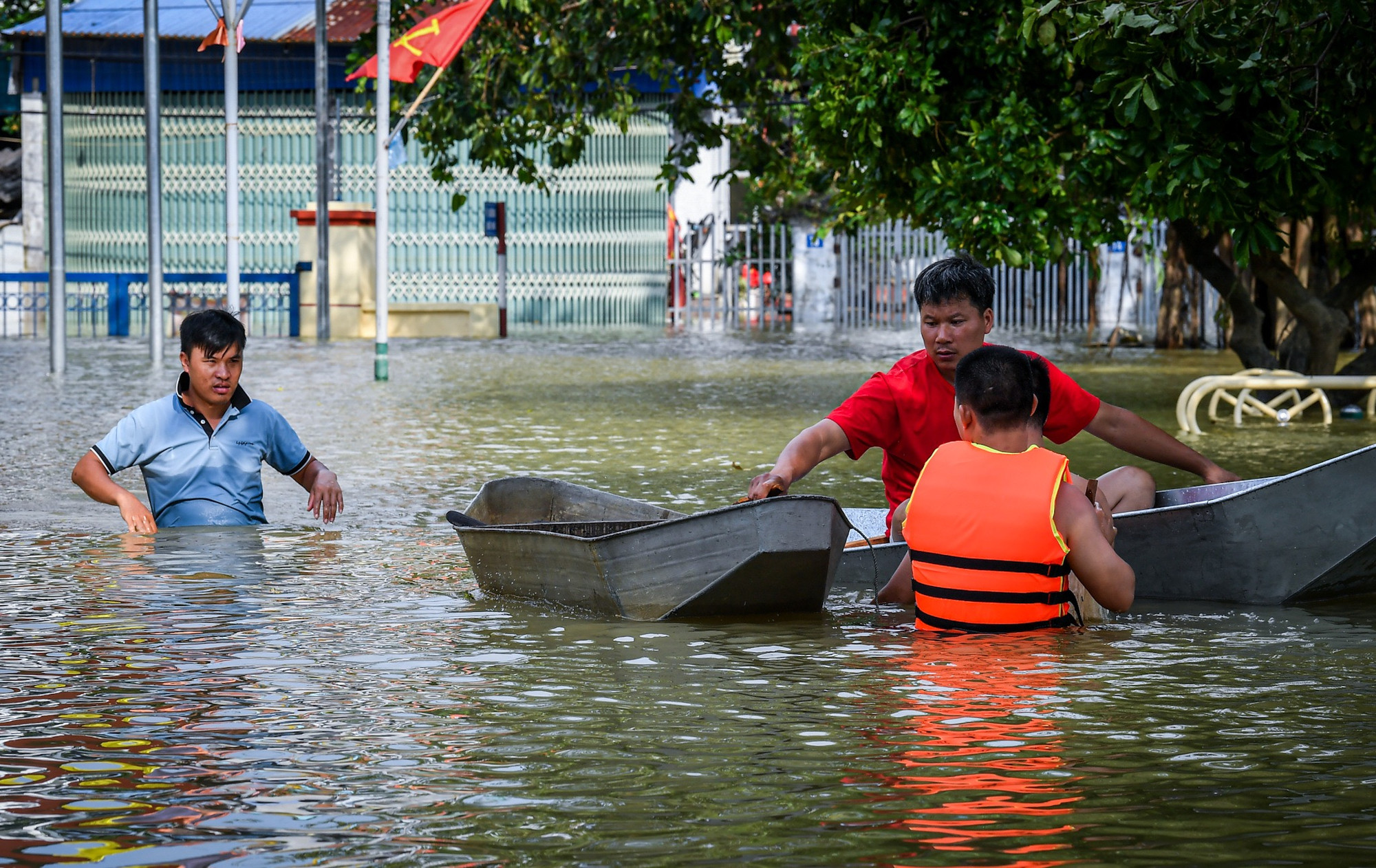 Một số người dân tranh thủ đánh cá tại khu vực ngập. Một số người dân tranh thủ đánh cá tại khu vực ngập.