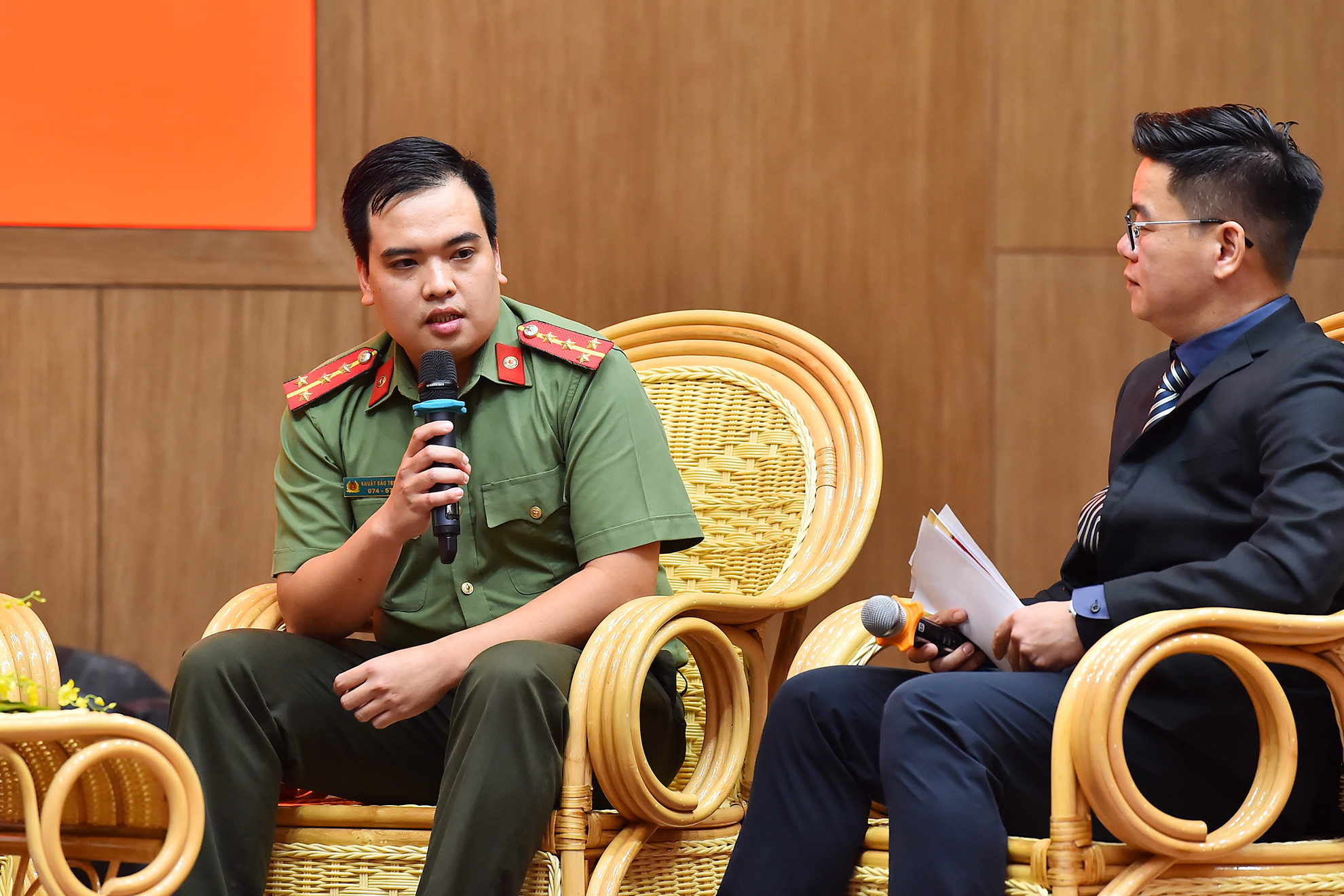 Chia sẻ câu chuyện của mình, Đại úy Khuất Bảo Trung - nhân vật trong tác phẩm đạt giải Nhất có tên "Công an chính quy giúp chuyển hoá địa bàn xã biên giới" trân trọng gửi lời cảm ơn lãnh đạo Bộ Công an và Báo Nhân Dân đã tổ chức cuộc thi ý nghĩa. Chia sẻ câu chuyện của mình, Đại úy Khuất Bảo Trung - nhân vật trong tác phẩm đạt giải Nhất có tên "Công an chính quy giúp chuyển hoá địa bàn xã biên giới" trân trọng gửi lời cảm ơn lãnh đạo Bộ Công an và Báo Nhân Dân đã tổ chức cuộc thi ý nghĩa.