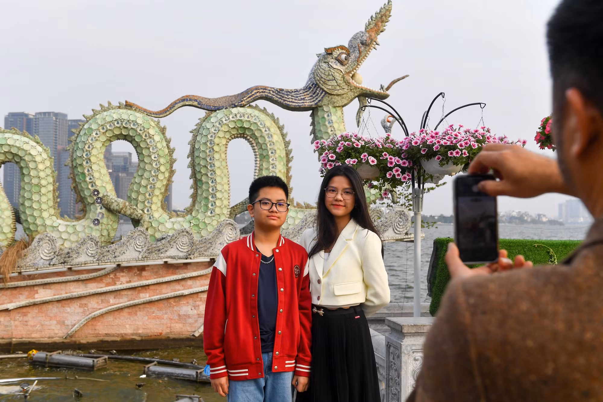 Được lắp đặt từ năm 2012 đến nay, đôi rồng sừng sững bên bờ Hồ Tây lộng gió đã trở thành điểm du xuân thú vị của người dân Thủ đô và khách thập phương mỗi dịp Tết đến, Xuân về.