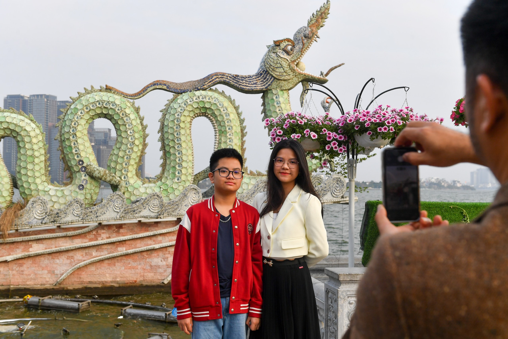 Được lắp đặt từ năm 2012 đến nay, đôi rồng sừng sững bên bờ Hồ Tây lộng gió đã trở thành điểm du xuân thú vị của người dân Thủ đô và khách thập phương mỗi dịp Tết đến, Xuân về.