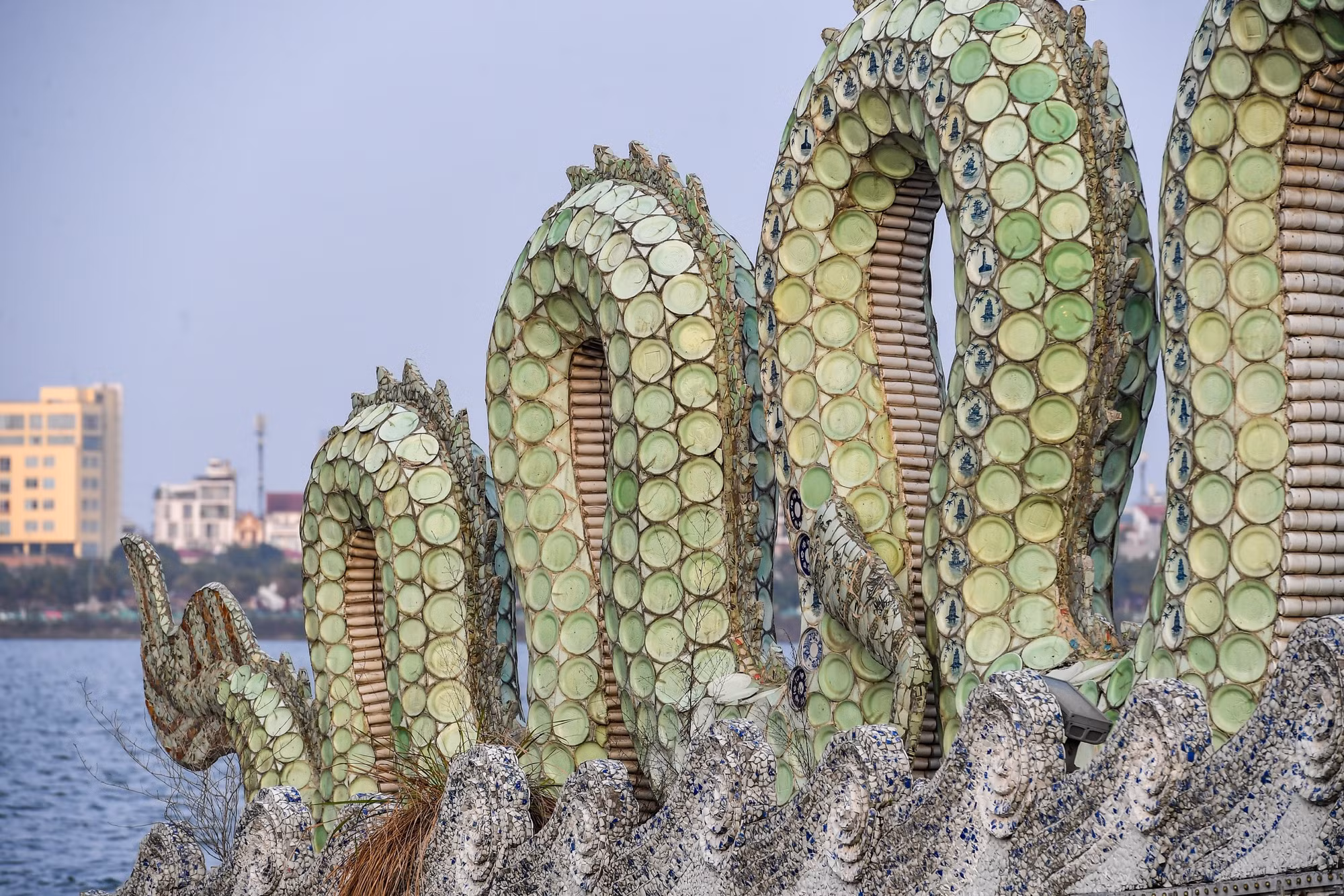 Đây là công trình tâm huyết của nghệ nhân, họa sỹ Nguyễn Văn Bình và tổ thợ gốm sứ Bát Tràng dịp Hà Nội tròn 1.000 năm tuổi. Sau gần 7 năm kể từ ngày được lắp đặt tại Hồ Tây, đôi rồng đã được tu sửa vào đầu năm 2019. Theo đó, những người thợ sử dụng các mảnh gốm sứ vỡ theo các kích thước khác nhau để ốp vào thân rồng, tu sửa phần móng rồng, phần ốp hai bên bệ đỡ…