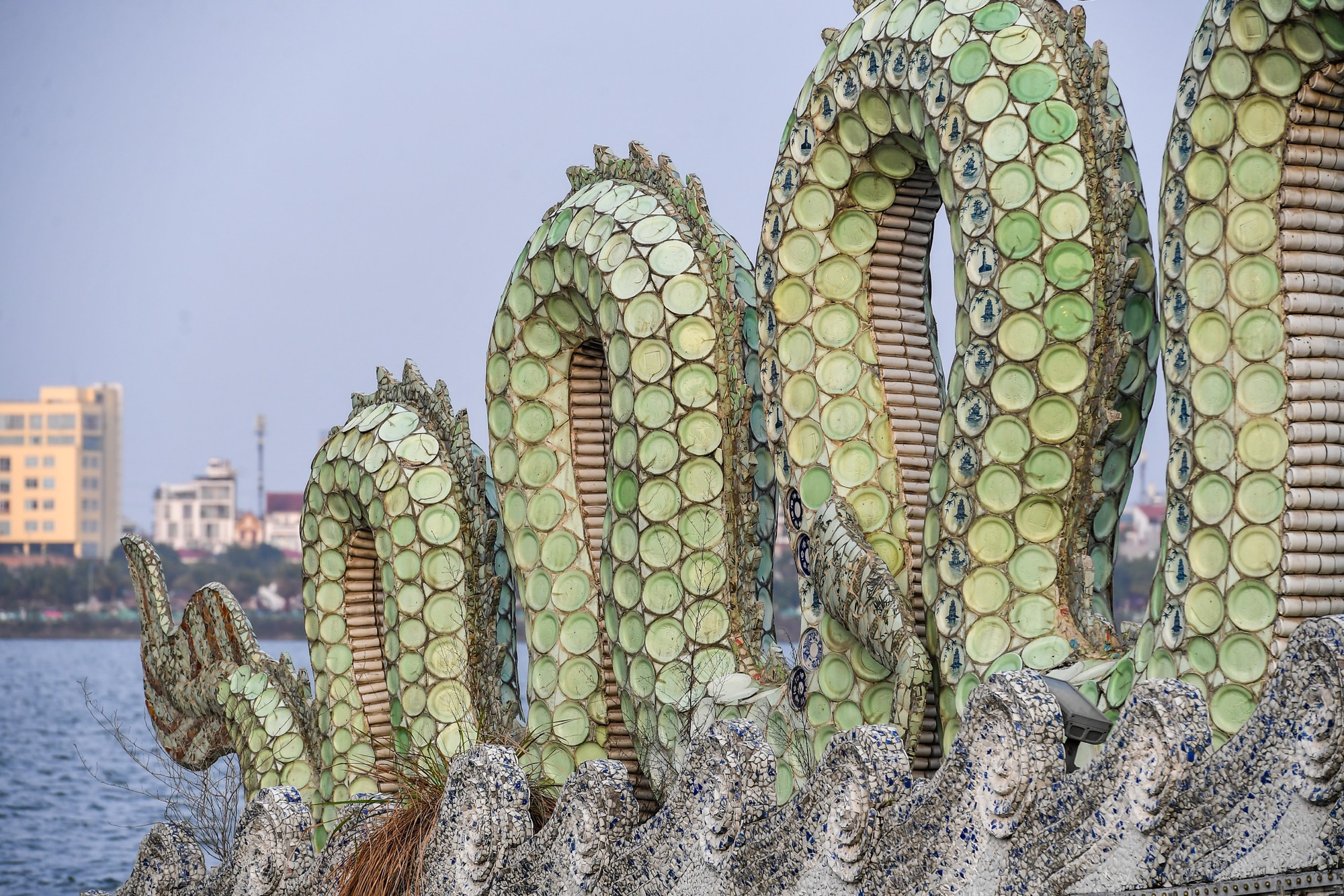 Đây là công trình tâm huyết của nghệ nhân, họa sỹ Nguyễn Văn Bình và tổ thợ gốm sứ Bát Tràng dịp Hà Nội tròn 1.000 năm tuổi. Sau gần 7 năm kể từ ngày được lắp đặt tại Hồ Tây, đôi rồng đã được tu sửa vào đầu năm 2019. Theo đó, những người thợ sử dụng các mảnh gốm sứ vỡ theo các kích thước khác nhau để ốp vào thân rồng, tu sửa phần móng rồng, phần ốp hai bên bệ đỡ…