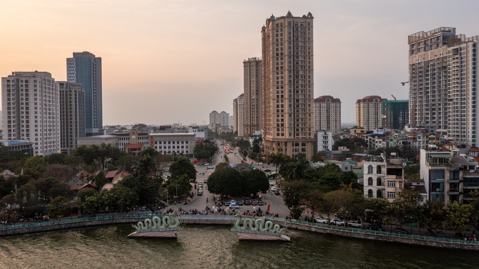 Điểm nhấn kiến trúc quen thuộc tại hồ Tây.