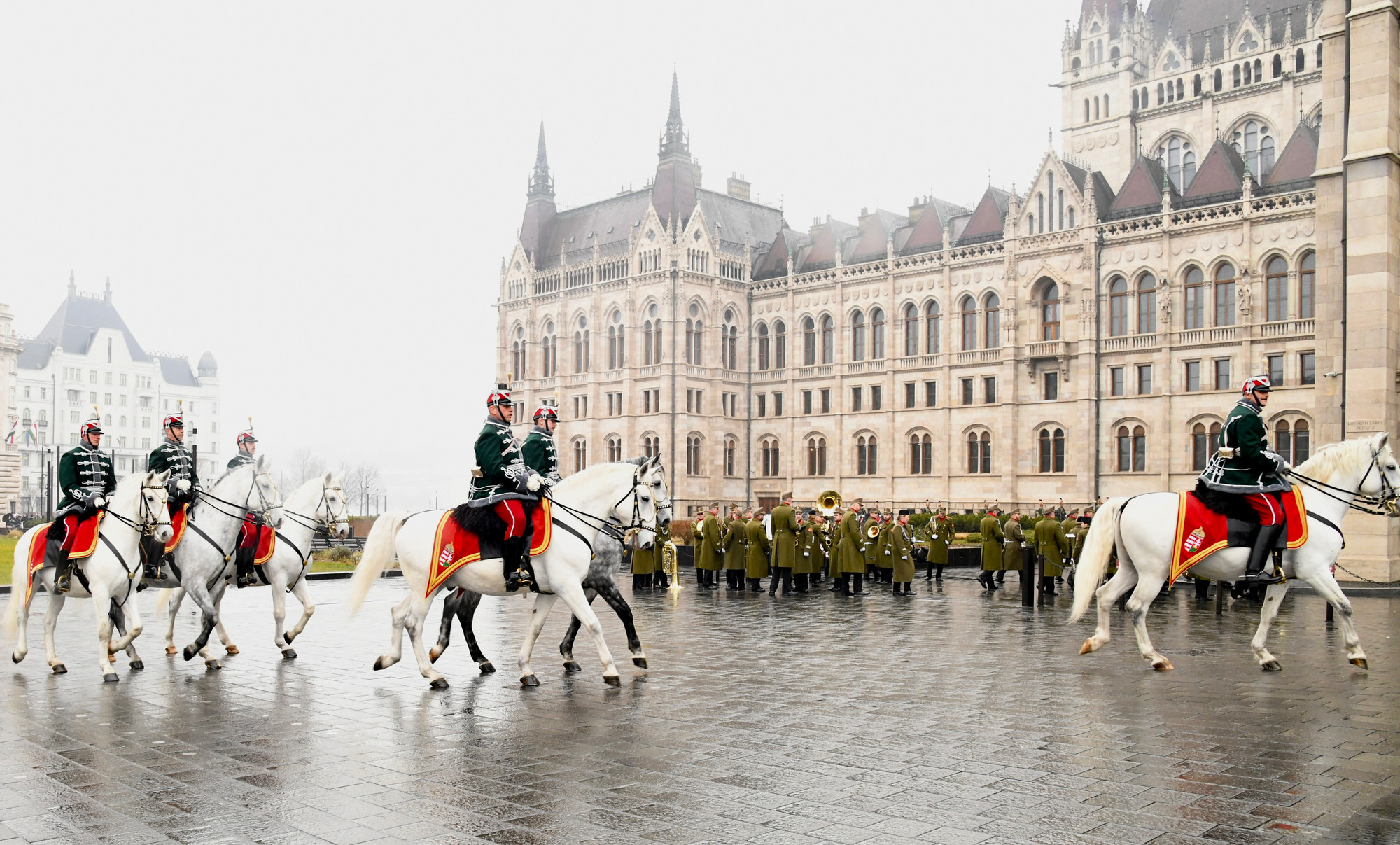 [Ảnh] Lễ đón Thủ tướng Phạm Minh Chính thăm chính thức Hungary ảnh 4