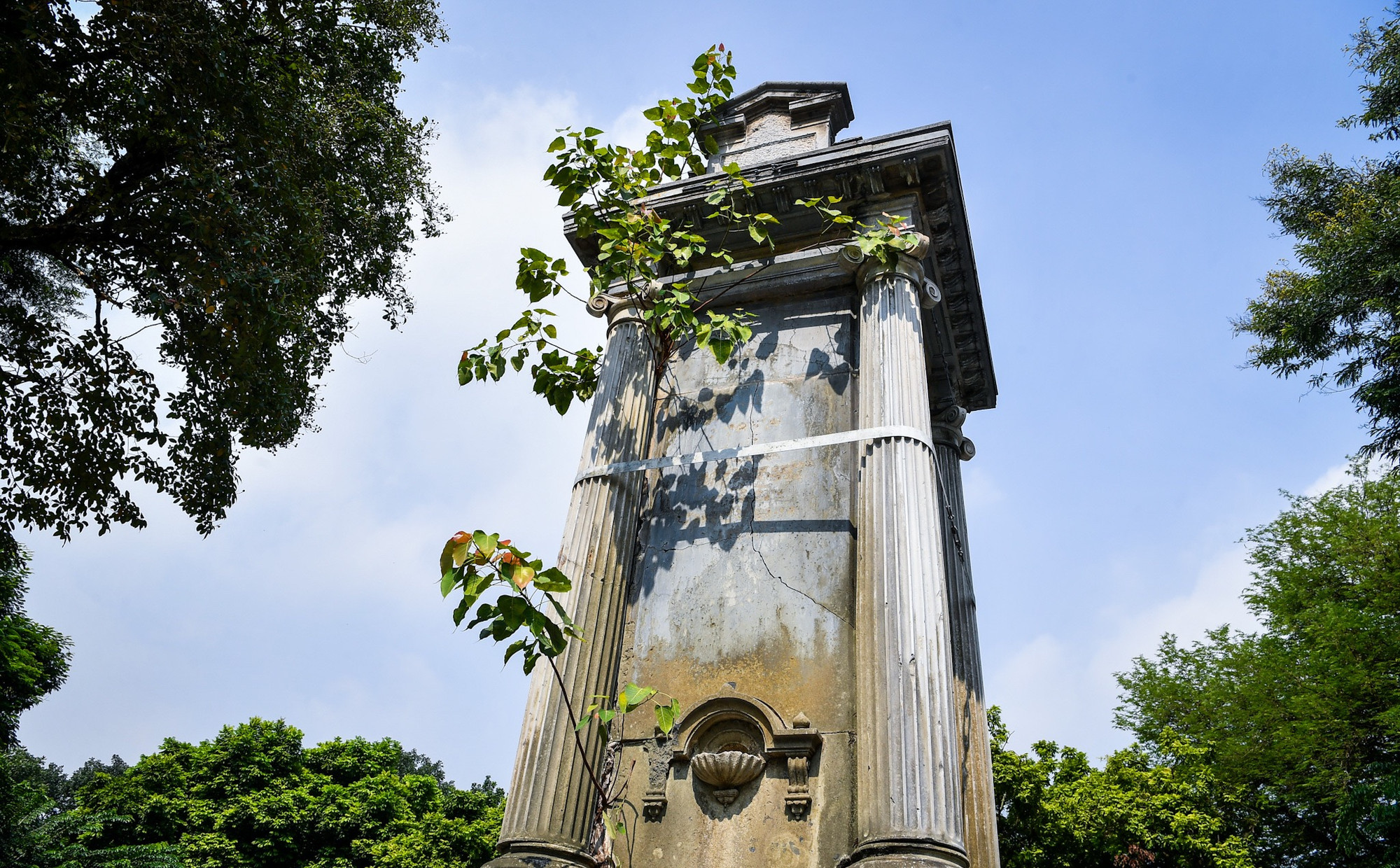 Trước tình trạng trên, năm 2020 Sở Xây dựng Hà Nội phải gia cố tạm thời bằng các đai thép để giữ kết cấu đá.