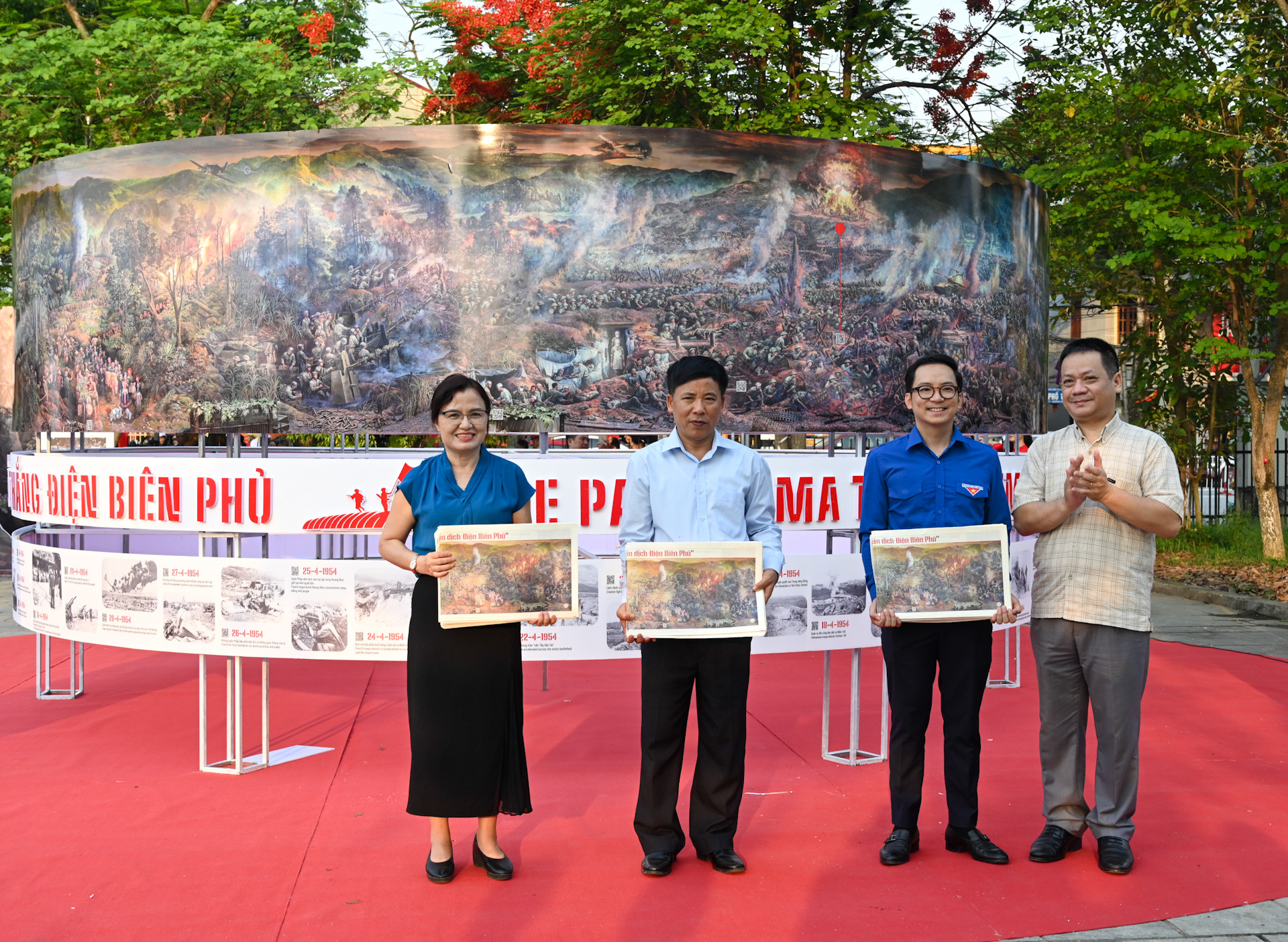 Cũng tại sự kiện, Báo Nhân Dân đã tặng 1.000 phụ trang đặc biệt tới đại diện các đơn vị tại tỉnh Điện Biên bao gồm: Báo Điện Biên Phủ, Sở Văn hóa, Thể thao và Du lịch, Sở Giáo dục và Đào tạo và Tỉnh đoàn tỉnh Điện Biên.