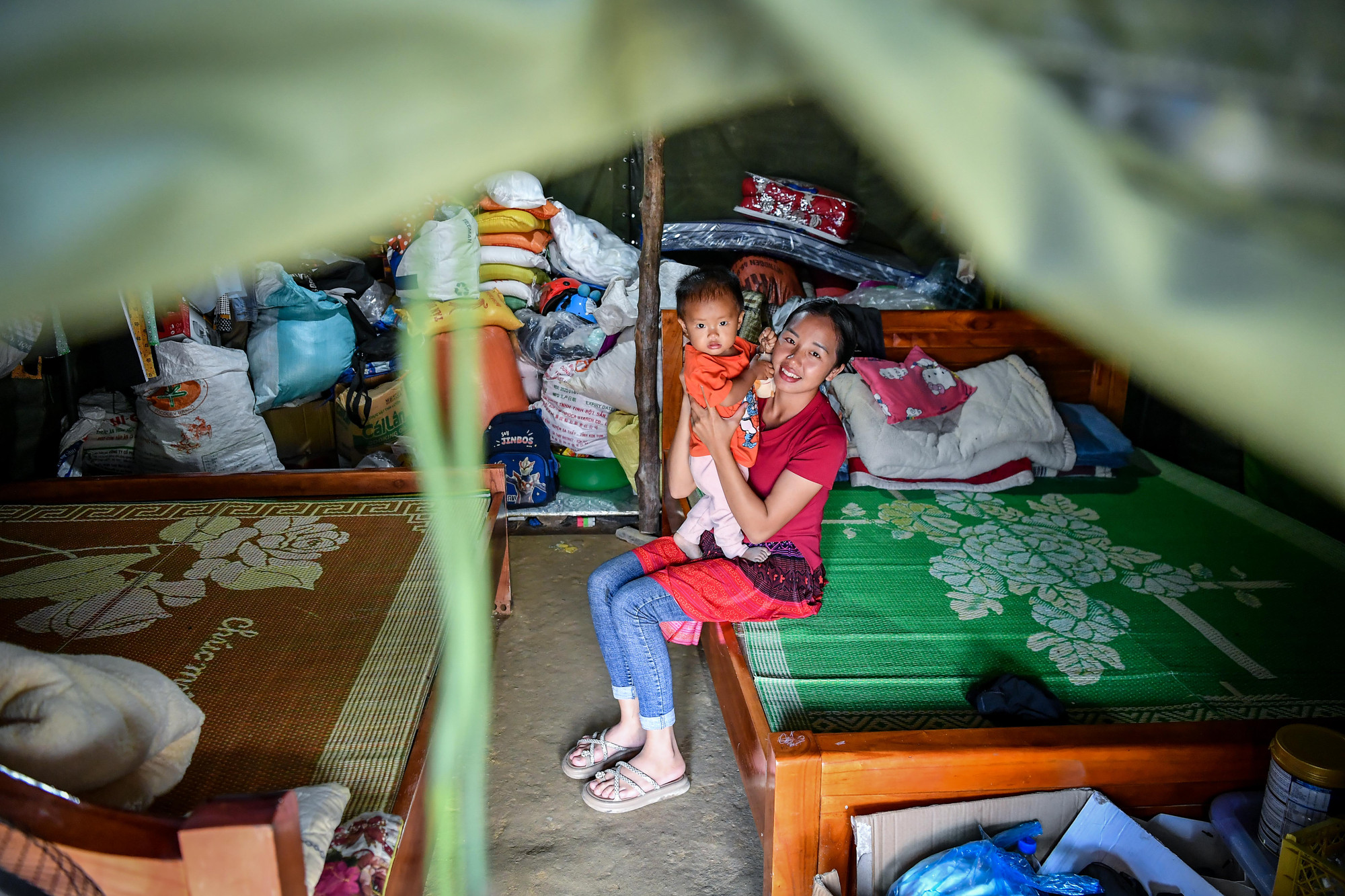 Từ gần 2 tháng nay, 18 hộ dân tại thôn Nậm Tông, xã Nậm Lúc (Bắc Hà, Lào Cai) đang phải tạm trú tại một ngọn đồi nằm cách làng cũ không xa.