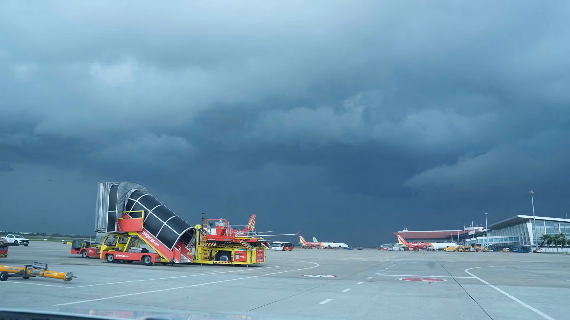 [Ảnh] Cận cảnh quy trình chằng, néo máy bay trước bão số 3 tại sân bay Nội Bài ảnh 2