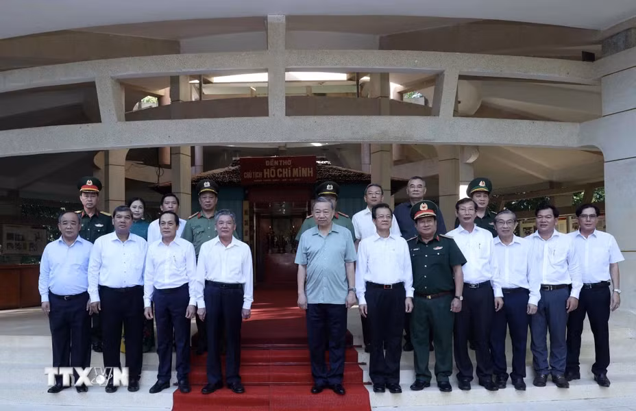 Chủ tịch nước Tô Lâm và các đại biểu tại Đền thờ Chủ tịch Hồ Chí Minh.