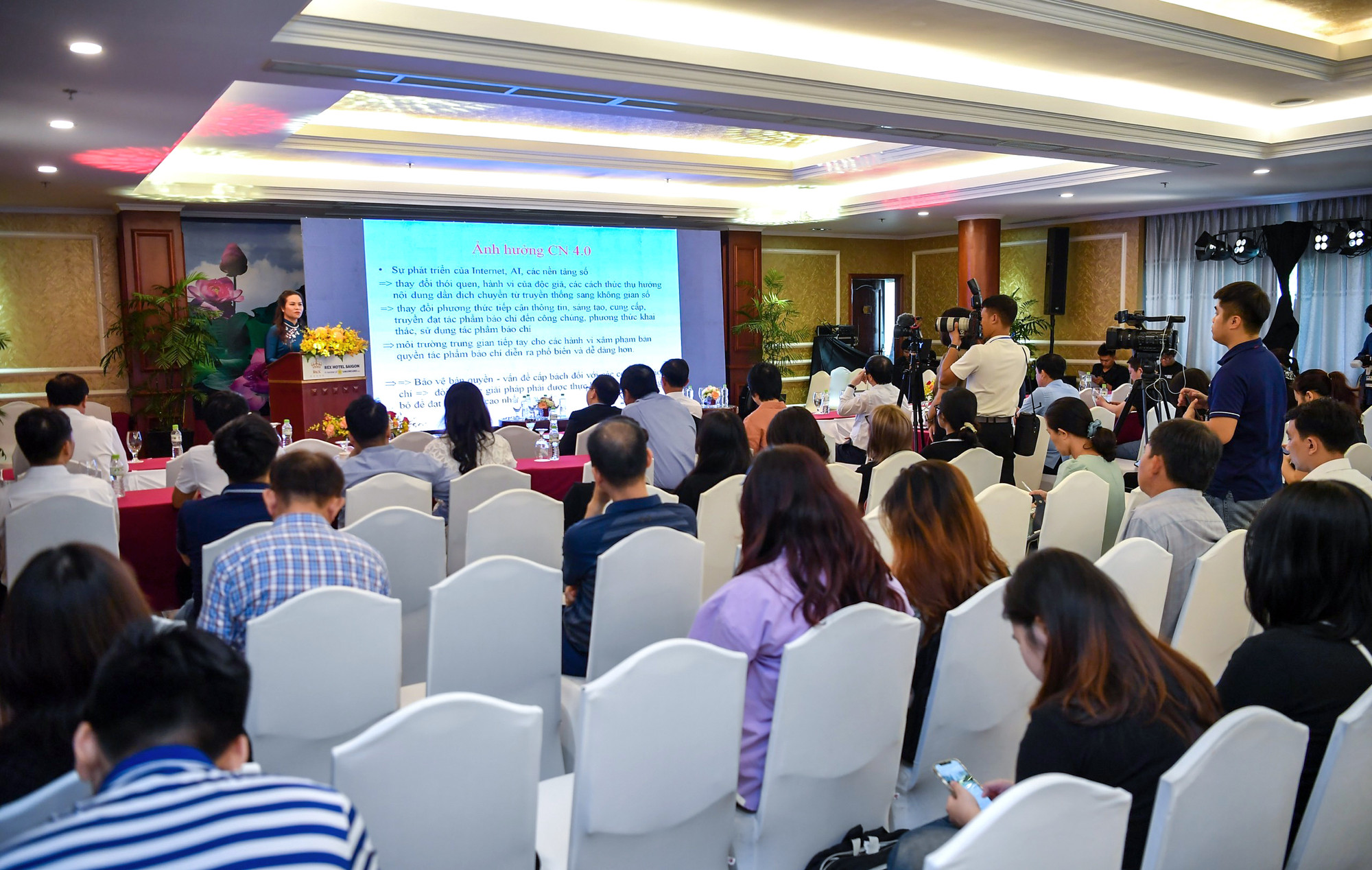 Quang cảnh phiên làm việc