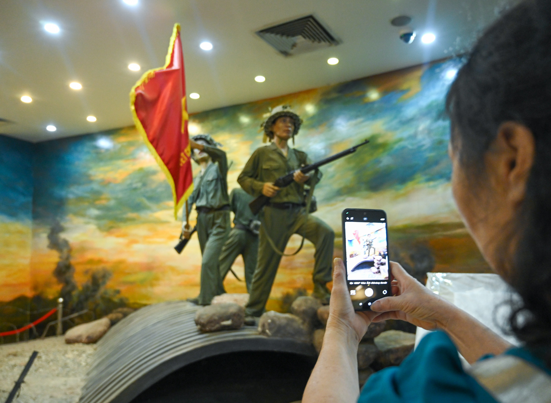 Du khách ghi lại hình ảnh về những hiện vật tại Bảo tàng.