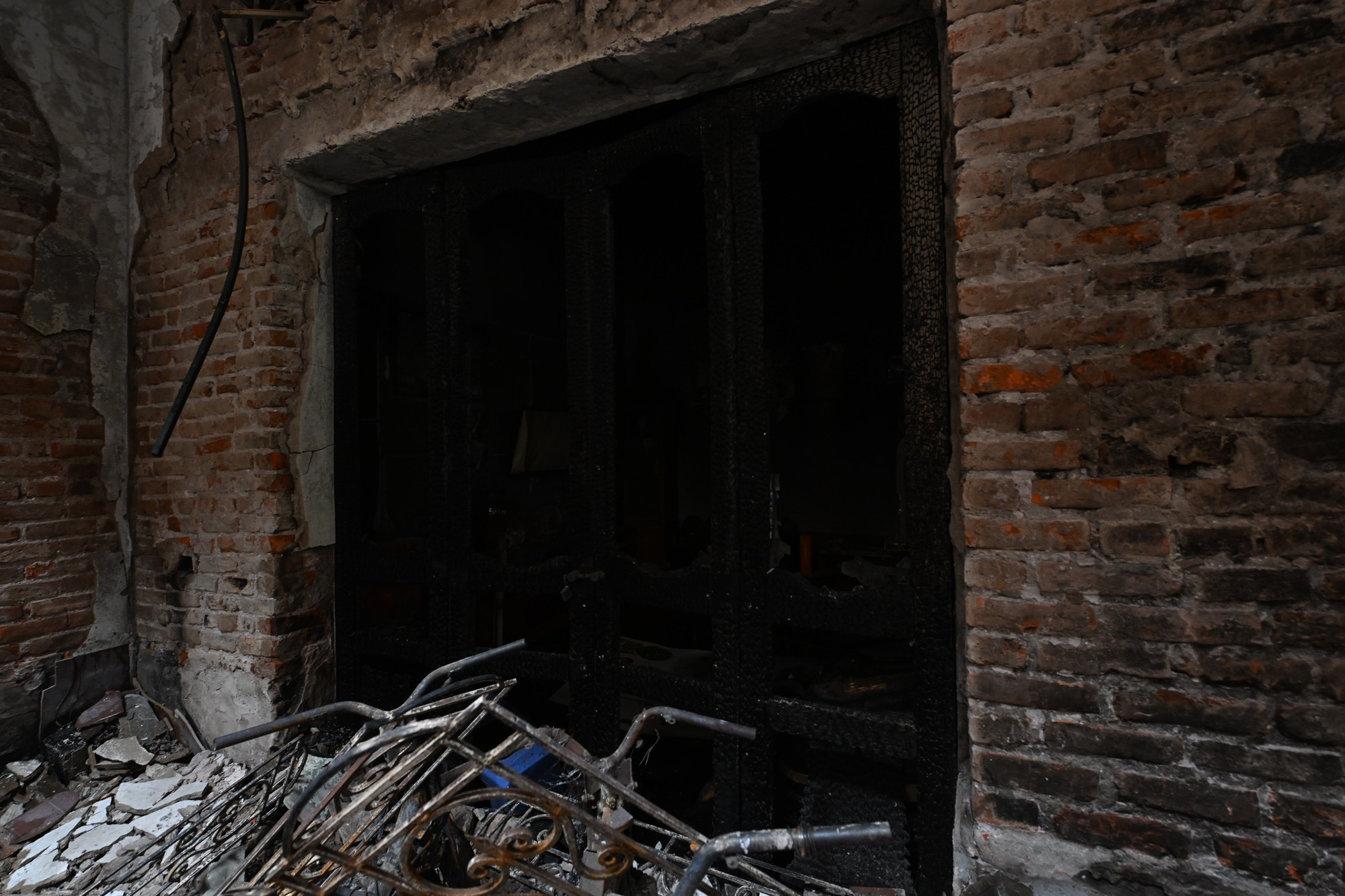 Lửa đã khiến cho nhiều kết cấu sắt, thép của khu nhà bị phá hủy.