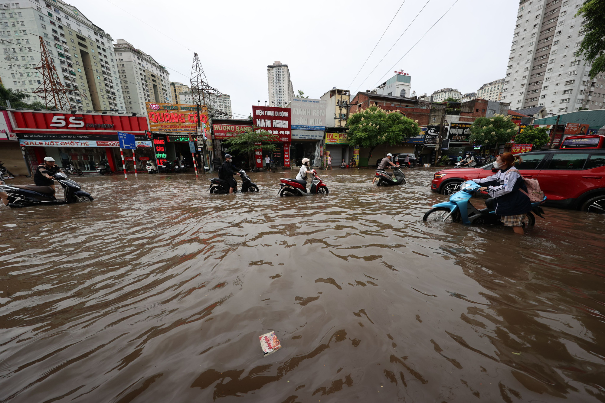 Theo ghi nhận của phóng viên, do ảnh hưởng của mưa kéo dài, sáng nay, nhiều tuyến đường của Hà Nội đã rơi vào cảnh ngập cục bộ.