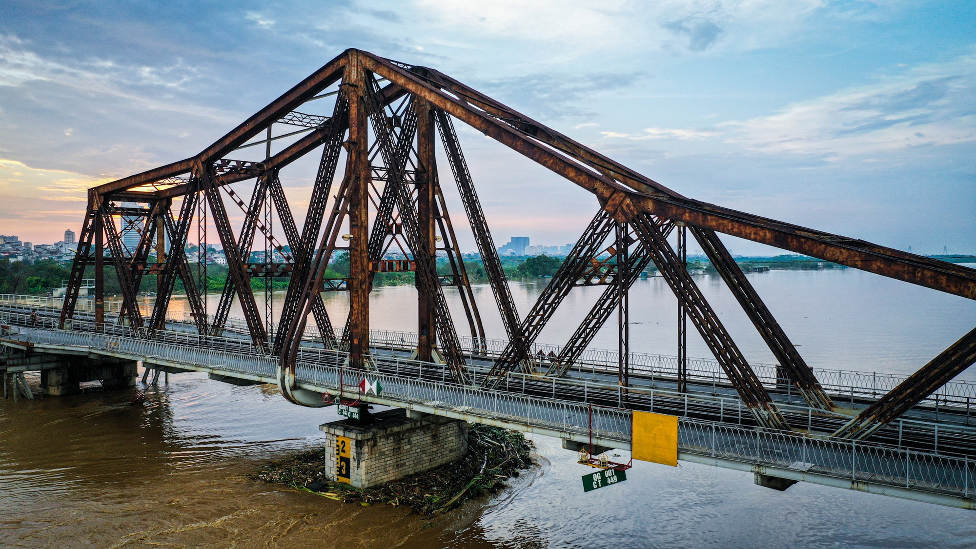 [Ảnh] Bất chấp lệnh cấm, người dân vẫn lên cầu Long Biên... dạo mát ảnh 19