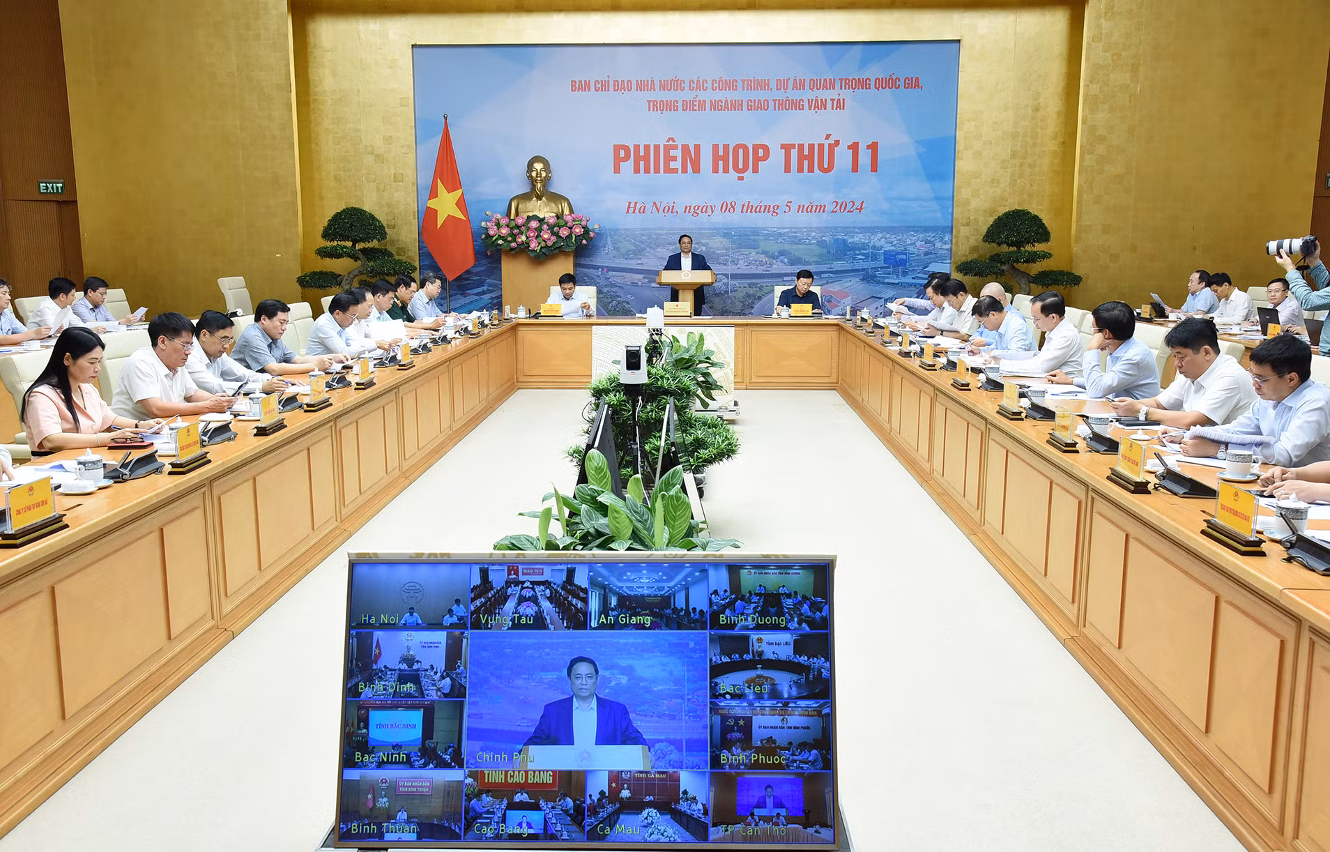 Phiên họp được thực hiện theo hình thức trực tiếp kết hợp trực tuyến giữa đầu cầu Trụ sở Chính phủ với đầu cầu 45 tỉnh, thành phố trực thuộc Trung ương đang có 86 dự án thành phần thuộc các công trình, dự án quan trọng quốc gia, trọng điểm ngành Giao thông vận tải.