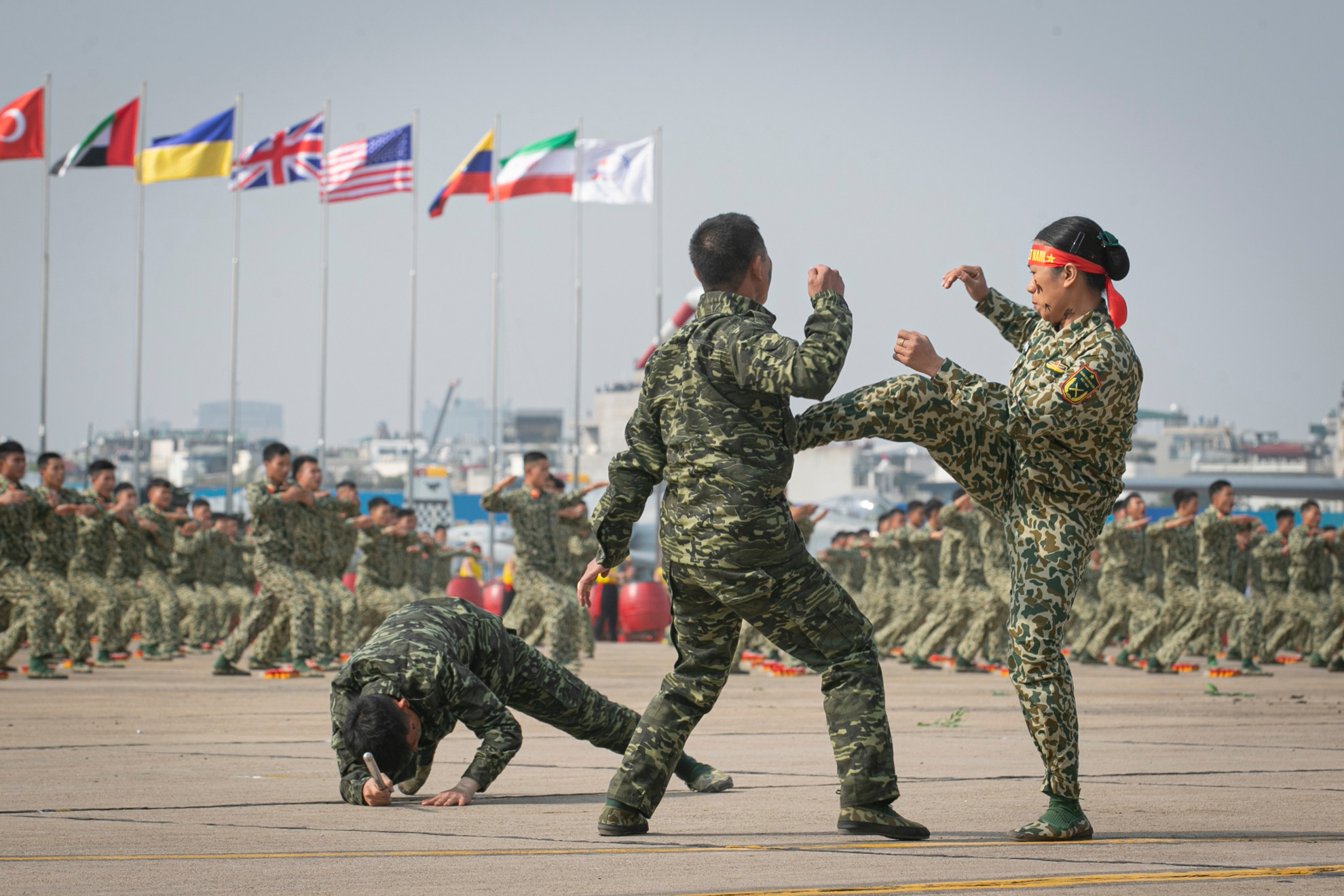 Trước đó, lực lượng đặc công đã có nhiều tháng tập luyện miệt mài để có màn trình diễn đặc sắc tại Lễ khai mạc. Trước đó, lực lượng đặc công đã có nhiều tháng tập luyện miệt mài để có màn trình diễn đặc sắc tại Lễ khai mạc.