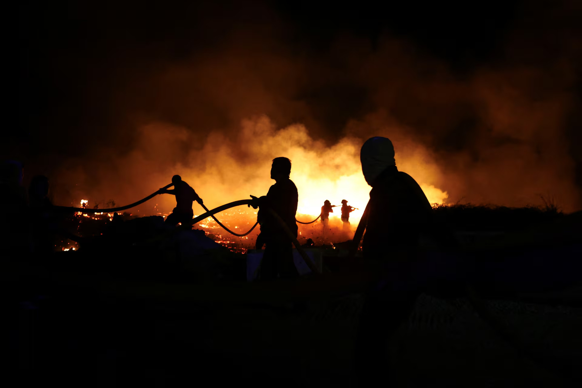 Lính cứu hỏa cố gắng dập tắt đám cháy rừng ở Canas de Senhorim, Bồ Đào Nha, ngày 16/9.