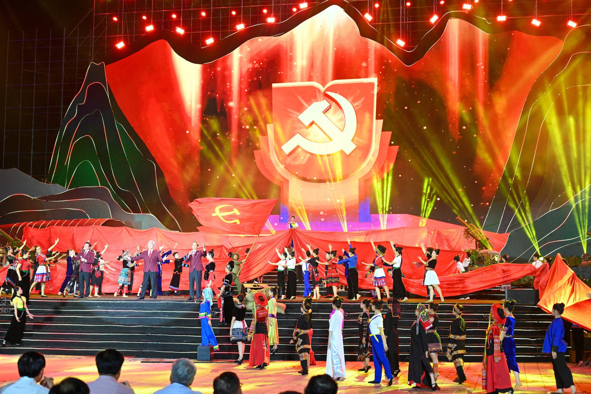 Chương trình nghệ thuật “Điện Biên Phủ - Mốc vàng lịch sử” sử dụng nhiều ngôn ngữ hình tượng cùng những thủ pháp nghệ thuật độc đáo, đặc sắc, qua đó hướng tới sự kết nối giữa quá khứ, hiện tại và tương lai; đồng thời, khắc họa lại thời kỳ toàn dân theo tiếng gọi của Đảng để lên đường ra trận.