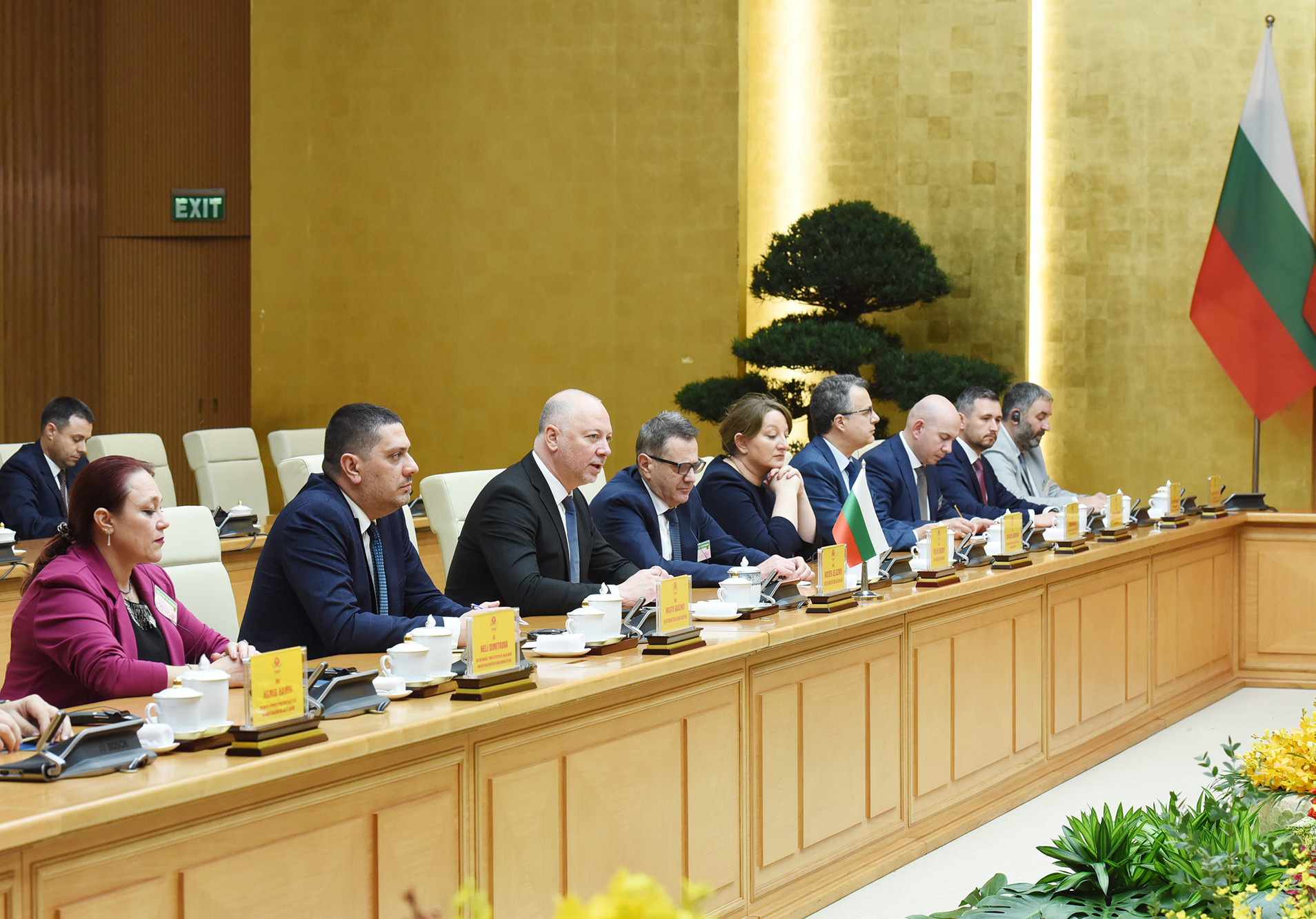 Chủ tịch Quốc hội Bulgaria Rossen Dimitrov Jeliazkov và các thành viên trong đoàn tại cuộc hội kiến Thủ tướng Phạm Minh Chính Chủ tịch Quốc hội Bulgaria Rossen Dimitrov Jeliazkov và các thành viên trong đoàn tại cuộc hội kiến Thủ tướng Phạm Minh Chính