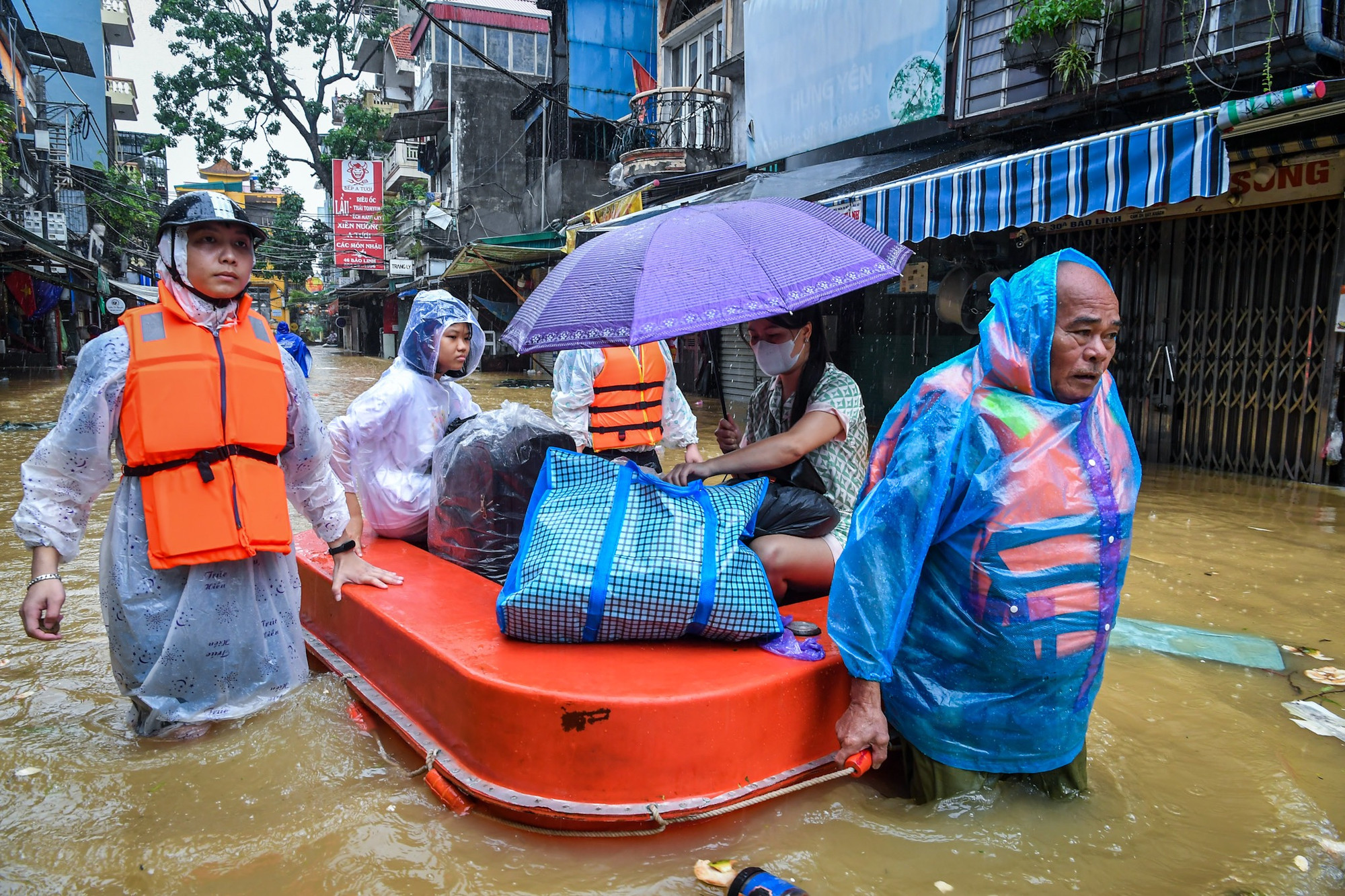 Lực lượng chức năng cũng bố trí người và phương tiện đưa người dân thoát khỏi vùng ngập.