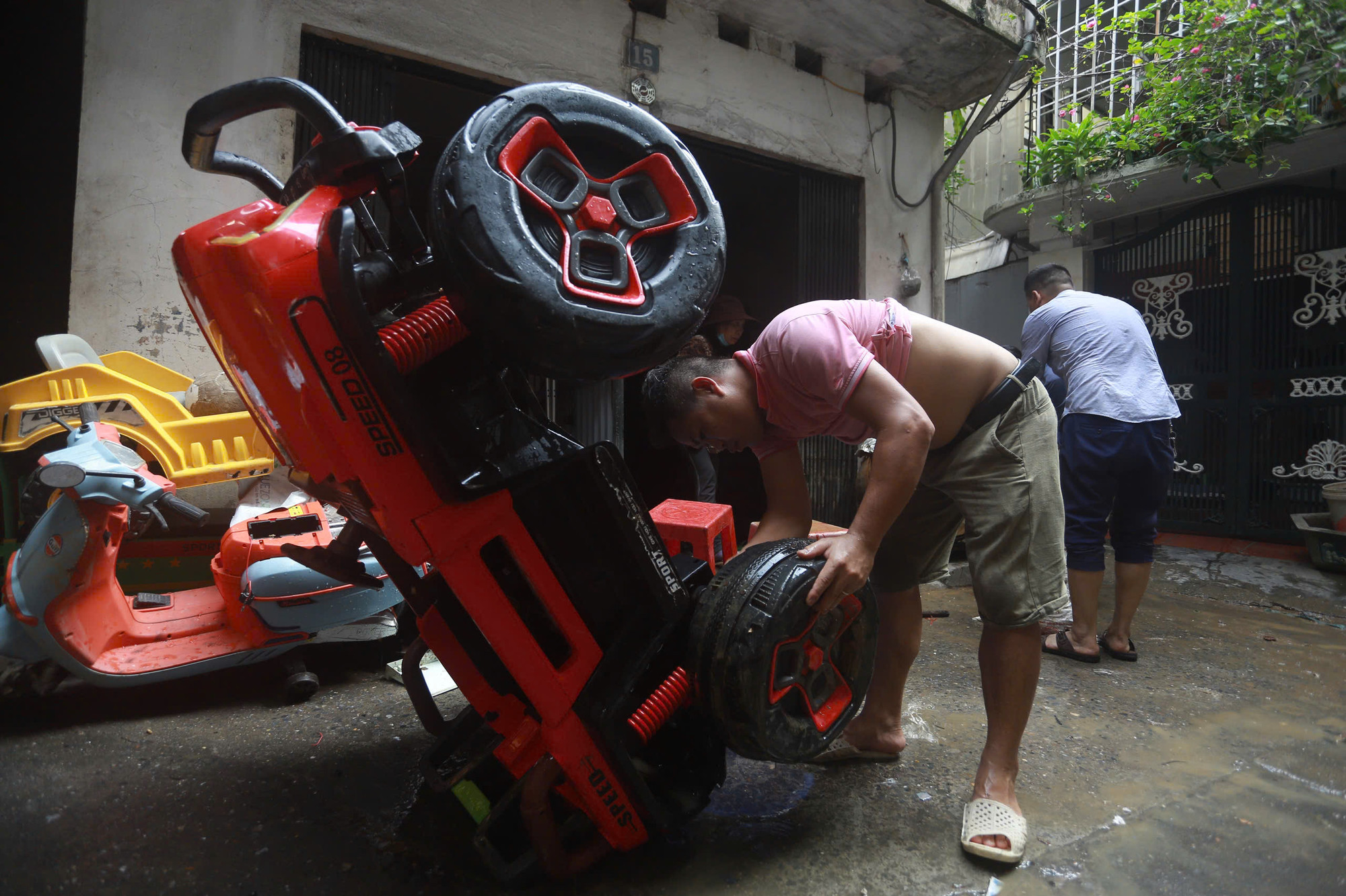 Sửa lại đồ đạc bị ngập, hư hỏng do nước lũ.