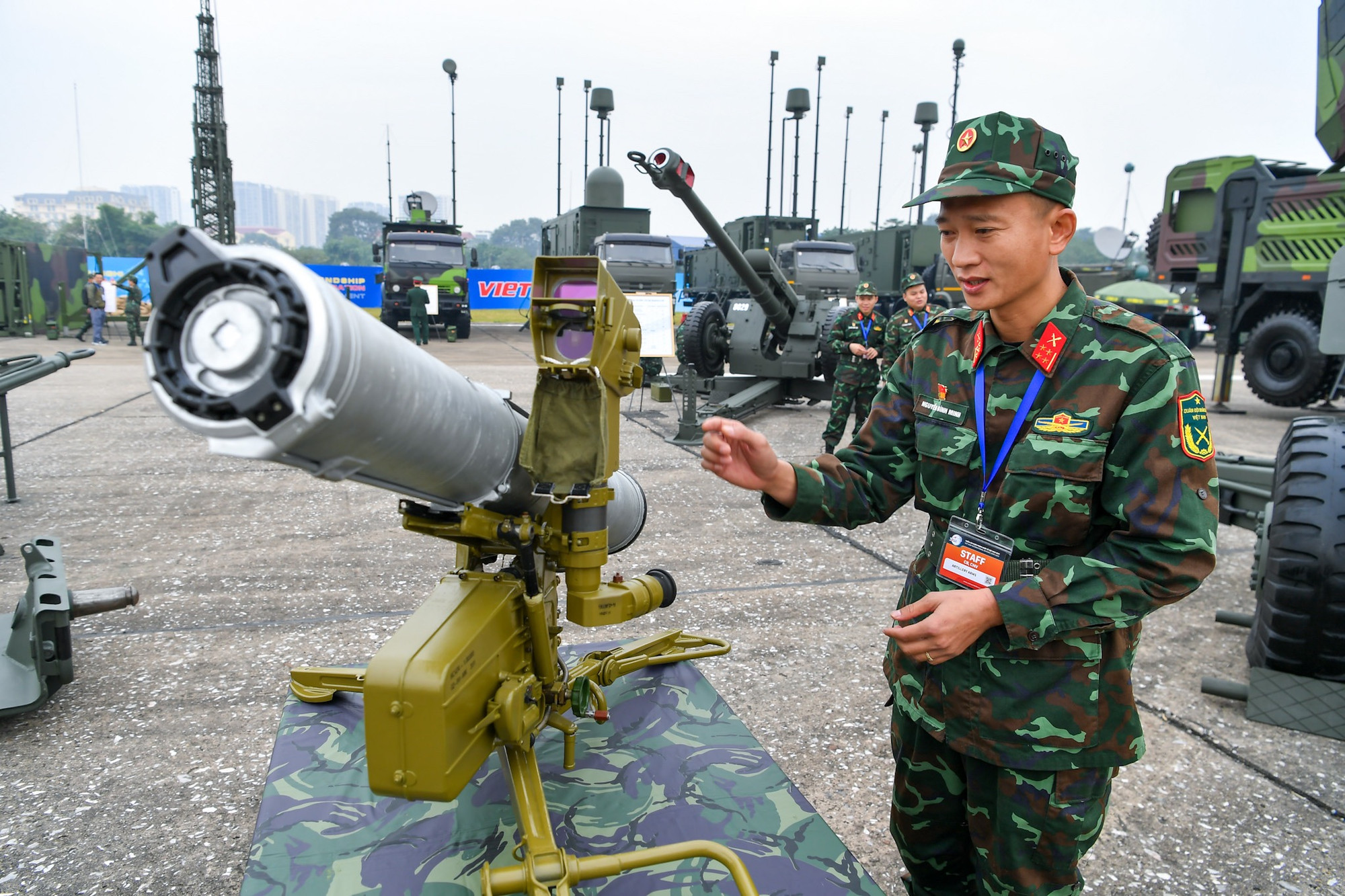 Tên lửa được lưu giữ trong ống vận chuyển/phóng đóng kín, bắn từ bệ phóng 9P135 có thiết kế đế ba chân đơn giản. Hộp dẫn hướng tên lửa 9S451 được lắp vào giá ba chân và ống phóng đặt phía trên. Trong quá trình bắn, xạ thủ phải liên tục theo dõi, duy trì mục tiêu nằm trên chữ thập kính ngắm cho đến khi đạn chạm tới mục tiêu.