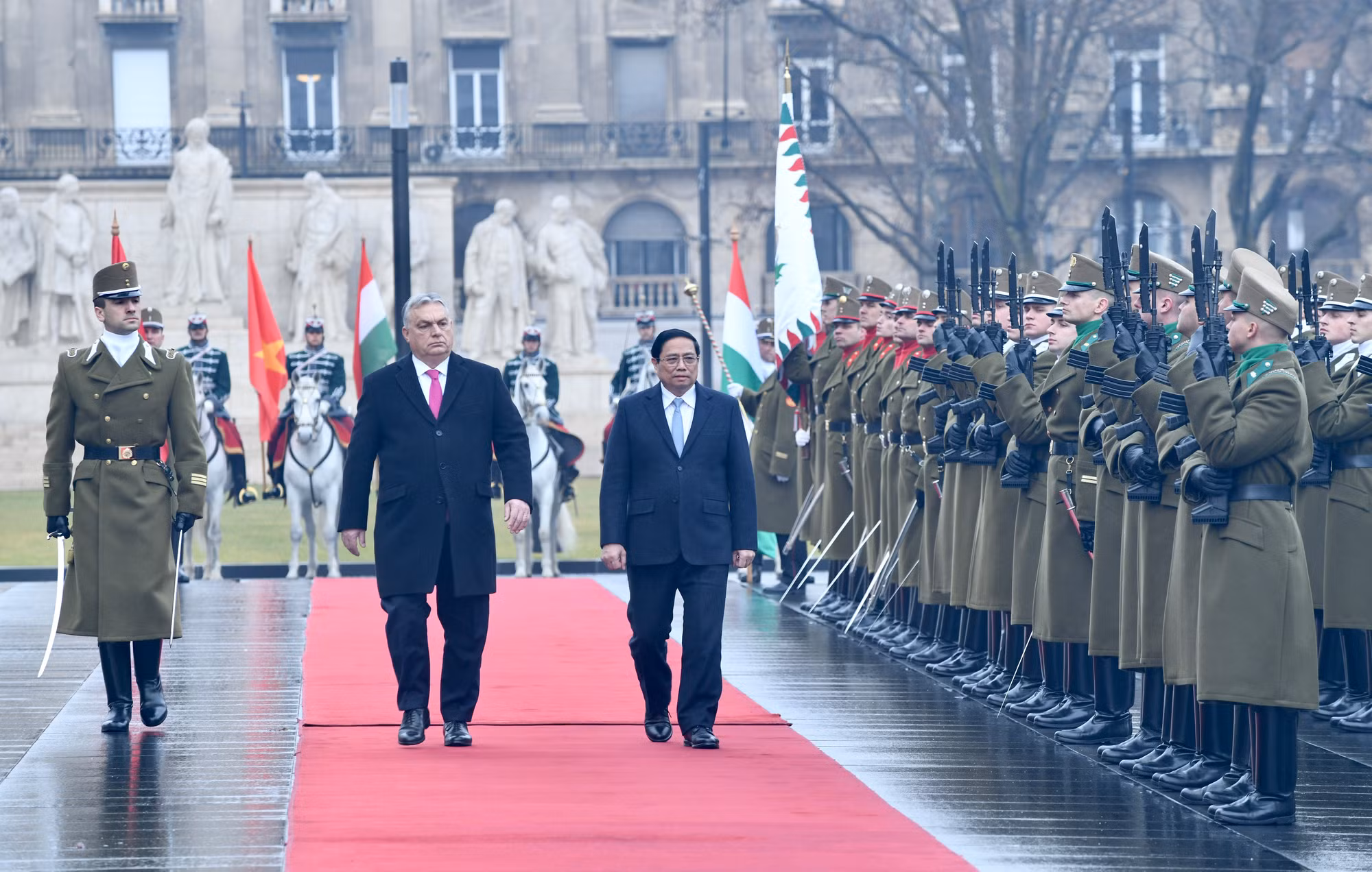 Thủ tướng Phạm Minh Chính và Thủ tướng Hungary Viktor Orbán duyệt Đội danh dự Quân đội.