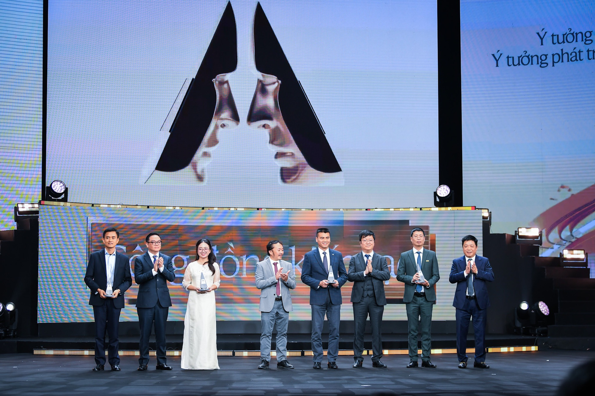 Đại diện các dự án: Xây Tết - Công ty Cổ phần Xây dựng Coteccons; Tủ sách Nuôi Em - Hệ sinh thái "Nuôi Em"; Vì một Việt Nam xanh và phát triển bền vững - Vietnam Airlines - MoMo - PanNature và Cùng con đi tiếp cuộc đời - Báo Thanh Niên nhận giải Ý tưởng tại Gala trao giải.