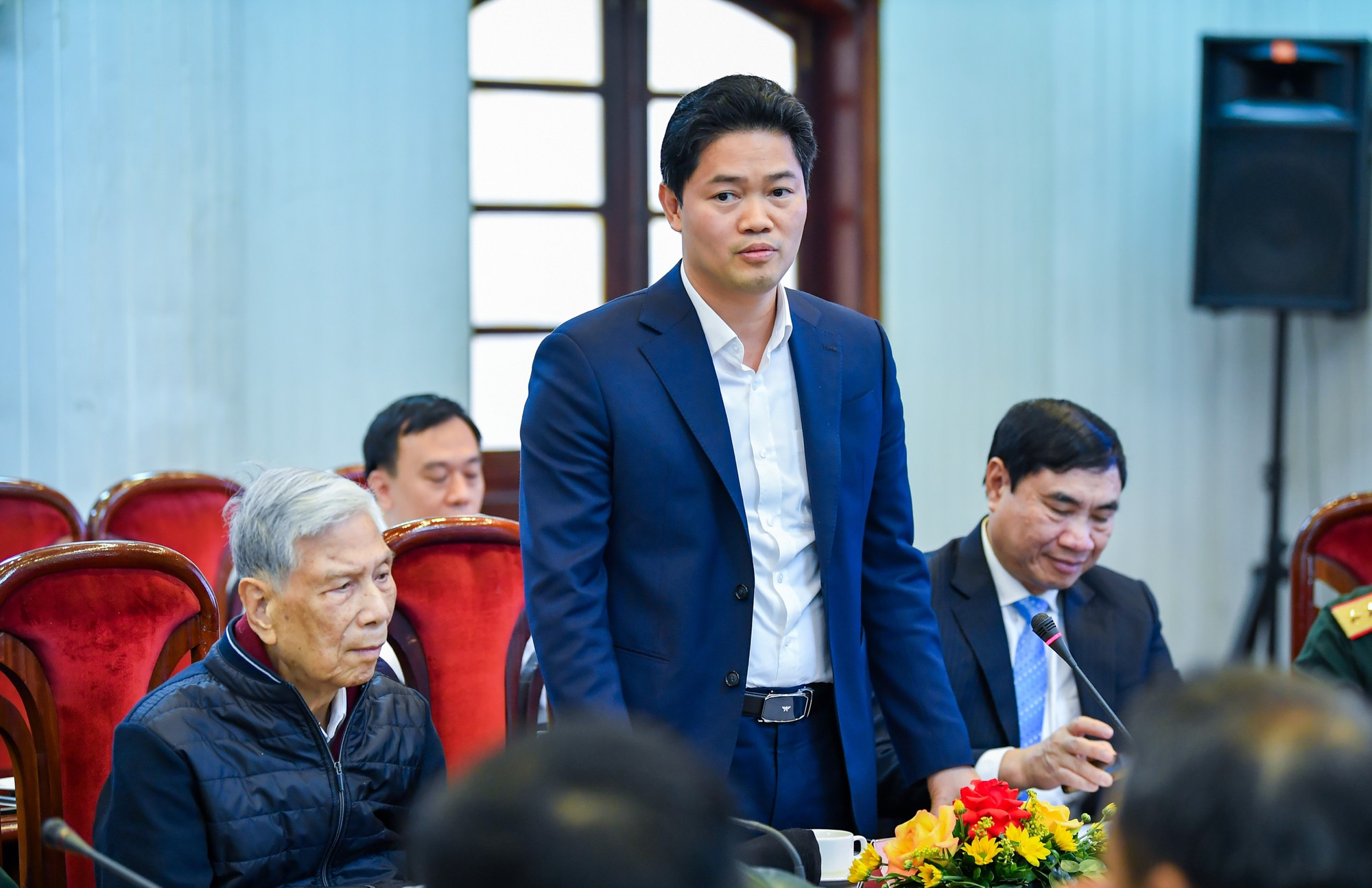 Đồng chí Vũ Mạnh Hà, Ủy viên dự khuyết Trung ương Đảng, Phó Bí thư Thường trực Tỉnh ủy Lai Châu trao đổi thông tin với các cơ quan báo chí tại sự kiện.