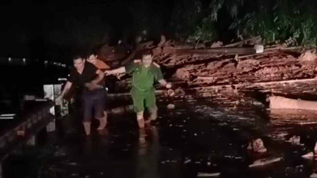 Trung tá Lò Văn Linh, Trưởng Công an xã Mường Nhé, huyện Mường Nhé gặp cảnh sạt đường sau khi từ trong bản Nậm San 1 trở về. Ảnh nhân vật cung cấp