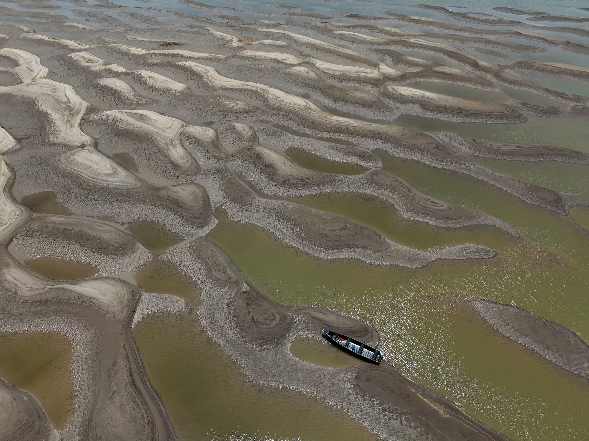 Từ trên cao, lòng sông Solimoes ở Manacapuru đã cạn trơ đáy khiến một con thuyền mắc kẹt lại.