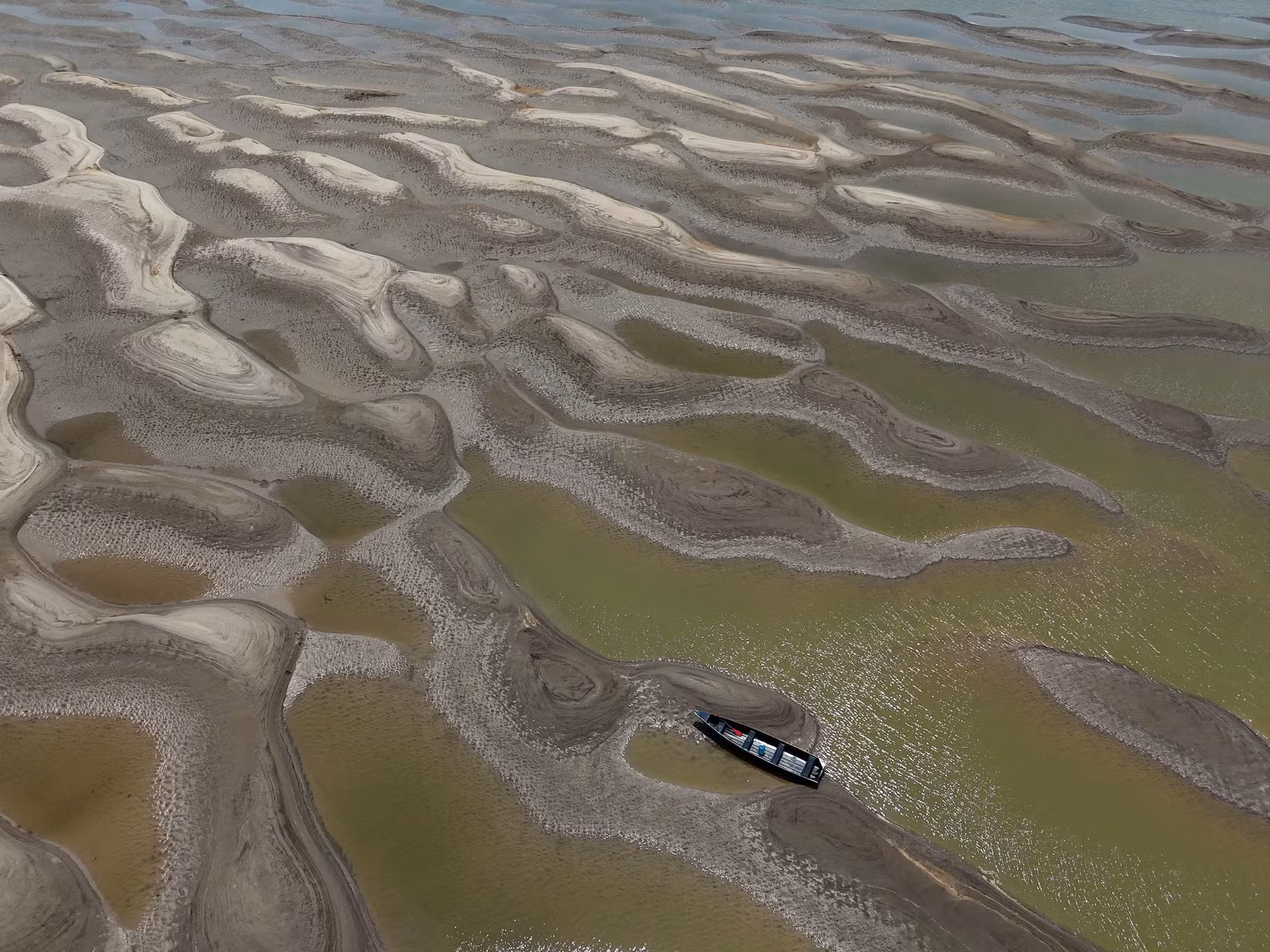 Từ trên cao, lòng sông Solimoes ở Manacapuru đã cạn trơ đáy khiến một con thuyền mắc kẹt lại.