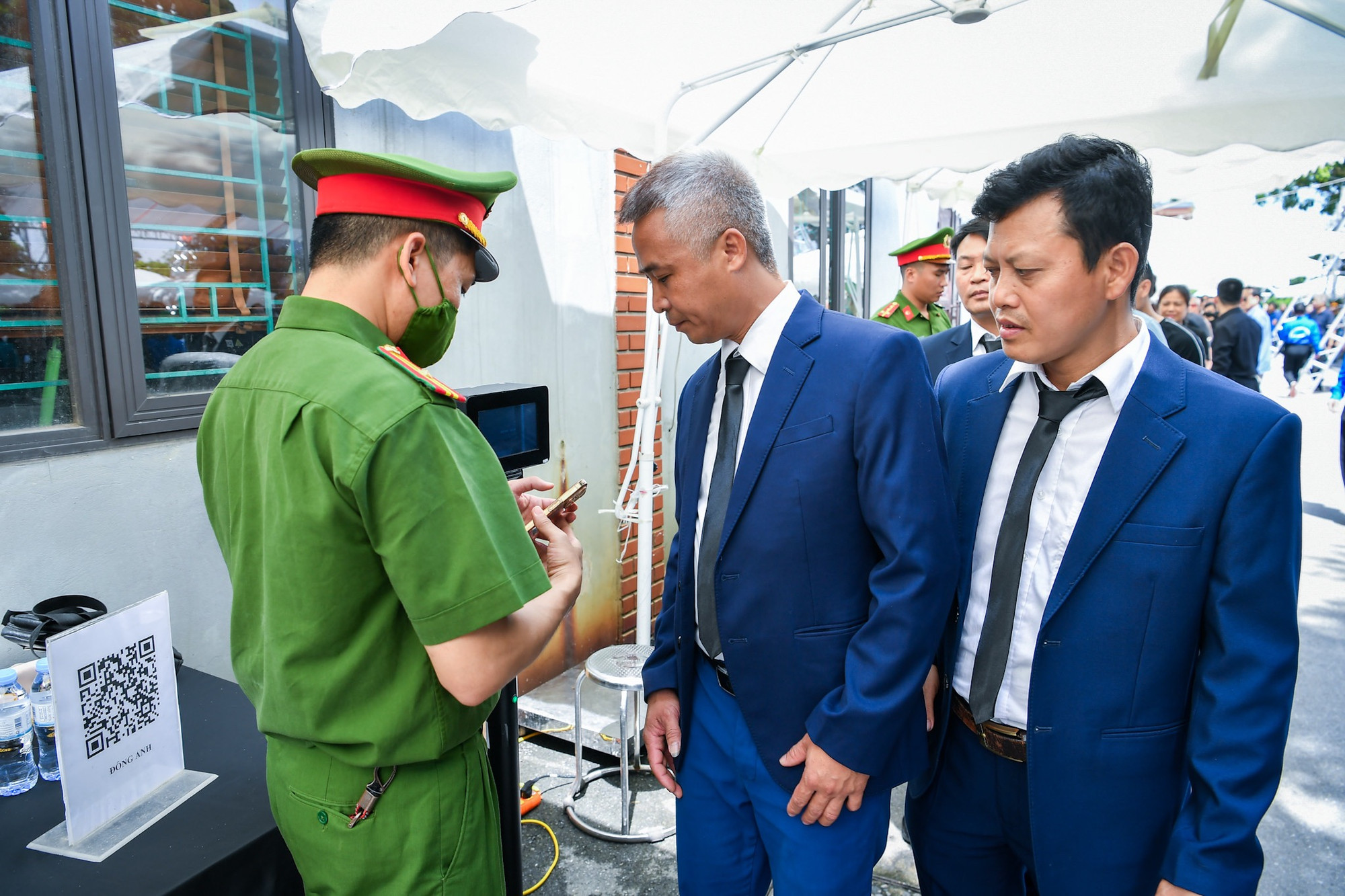 Người dân khi vào viếng Tổng Bí thư Nguyễn Phú Trọng cần mang theo thẻ căn cước công dân gắn chip điện tử hoặc điện thoại di động cài đặt VNeID kích hoạt mức độ 2 để quét mã QR. Người dân khi vào viếng Tổng Bí thư Nguyễn Phú Trọng cần mang theo thẻ căn cước công dân gắn chip điện tử hoặc điện thoại di động cài đặt VNeID kích hoạt mức độ 2 để quét mã QR.