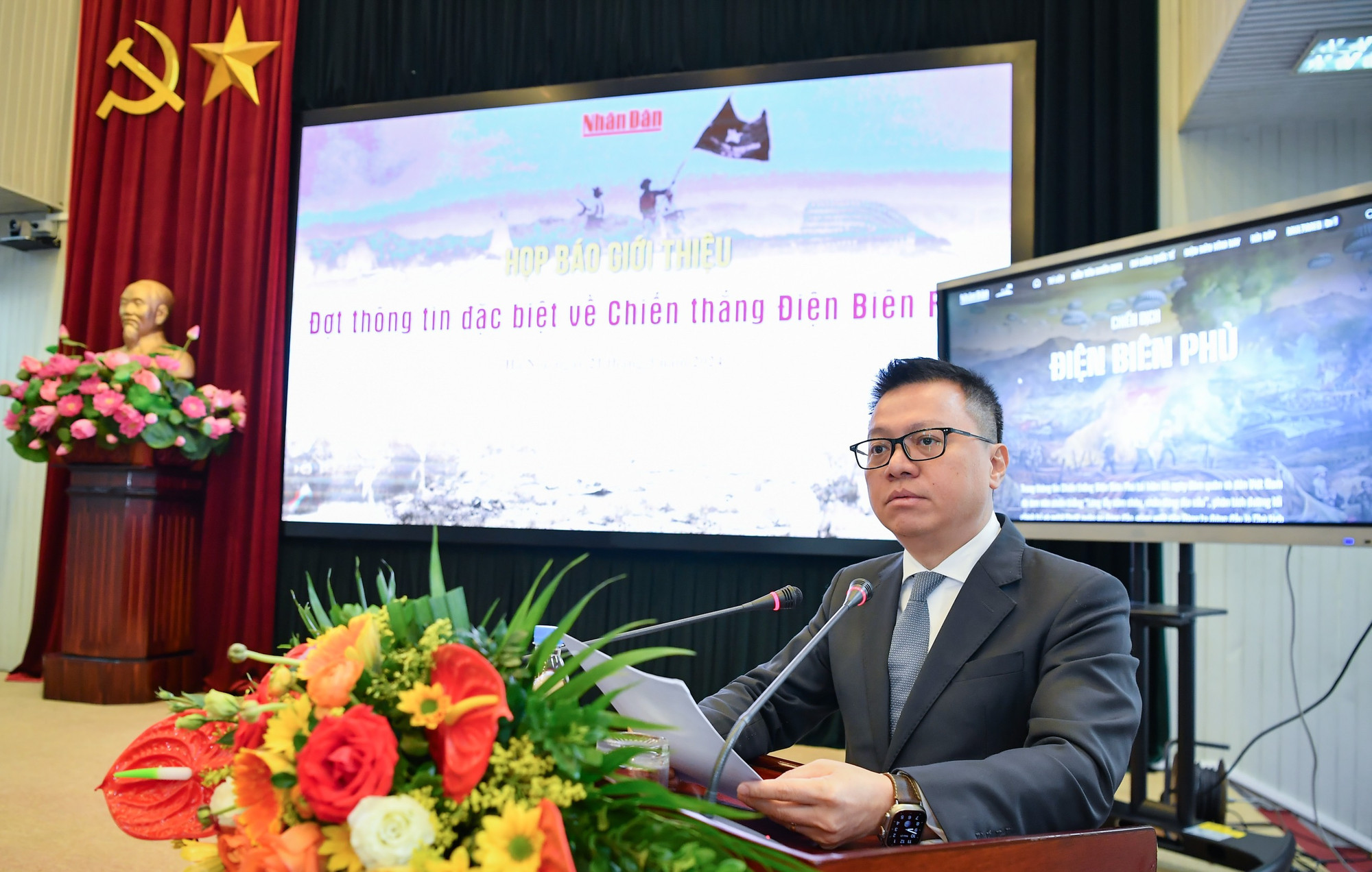Đồng chí Lê Quốc Minh, Ủy viên Trung ương Đảng, Tổng Biên tập Báo Nhân Dân, Phó Trưởng Ban Tuyên giáo Trung ương, Chủ tịch Hội Nhà báo Việt Nam giới thiệu Đợt thông tin đặc biệt về Chiến thắng Điện Biên Phủ tại sự kiện.