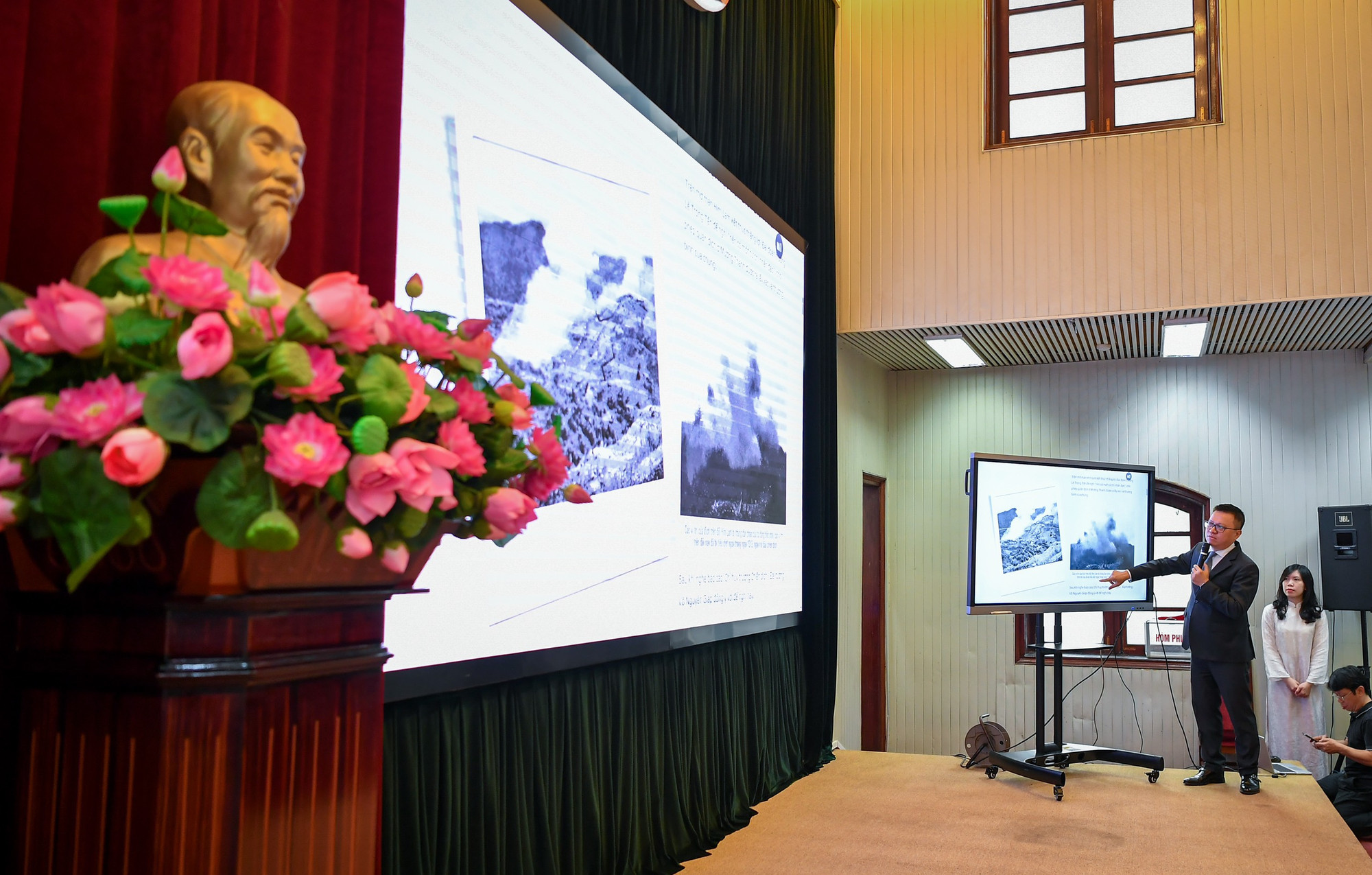 Đồng chí Lê Quốc Minh thông tin về những điểm nổi bật của Chuyên trang Chiến thắng Điện Biên Phủ trên Nhân Dân điện tử.