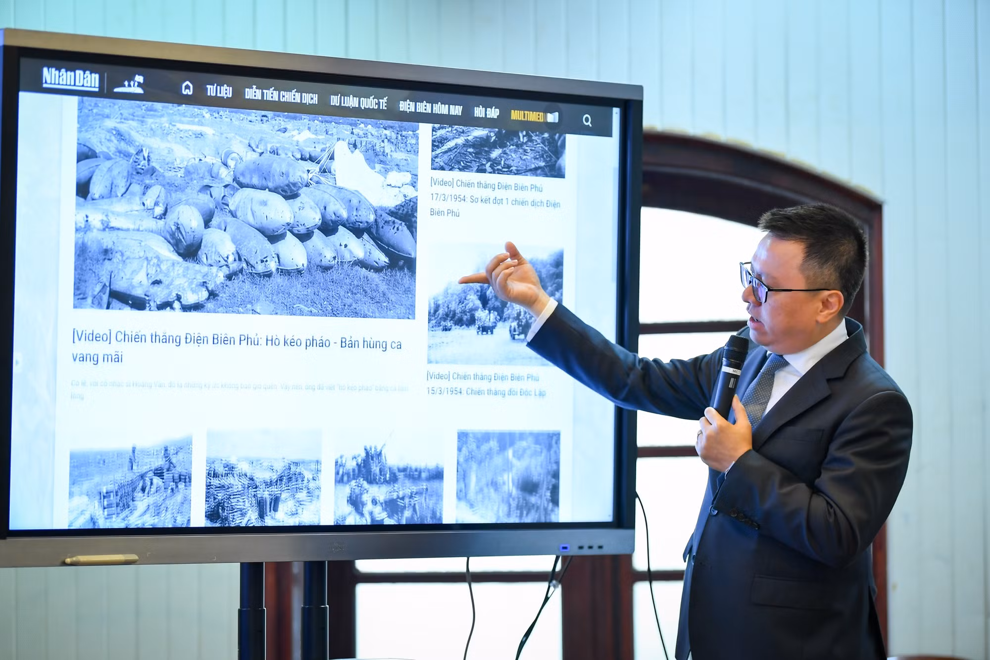 Đồng chí Lê Quốc Minh, Tổng Biên tập Báo Nhân Dân, giới thiệu về chuyên trang đặc biệt Chiến thắng Điện Biên Phủ trên Báo Nhân Dân điện tử. (Ảnh: THÀNH ĐẠT)