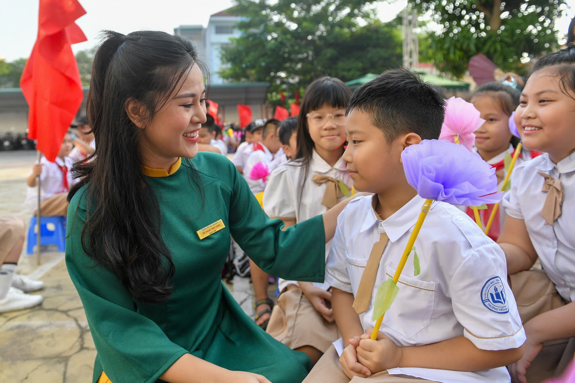 Các cô giáo vỗ về động viên các học sinh nhỏ tuổi nhất trong ngày đầu tiên tới lớp.