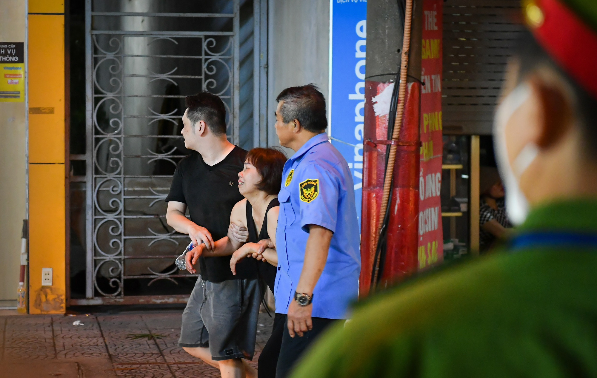 ... và ngã quỵ ngay tại hiện trường. ... và ngã quỵ ngay tại hiện trường.