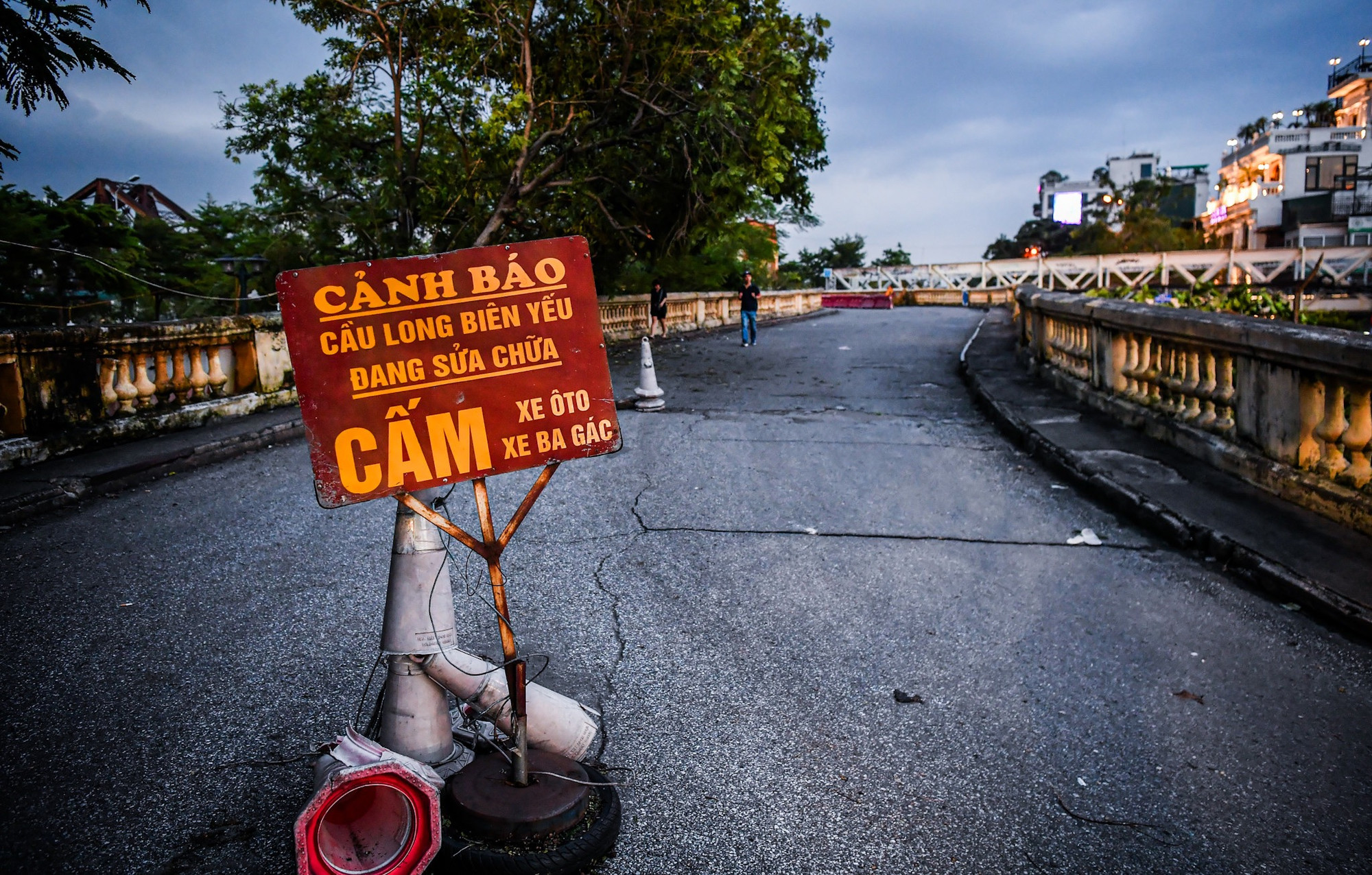 [Ảnh] Bất chấp lệnh cấm, người dân vẫn lên cầu Long Biên... dạo mát ảnh 16