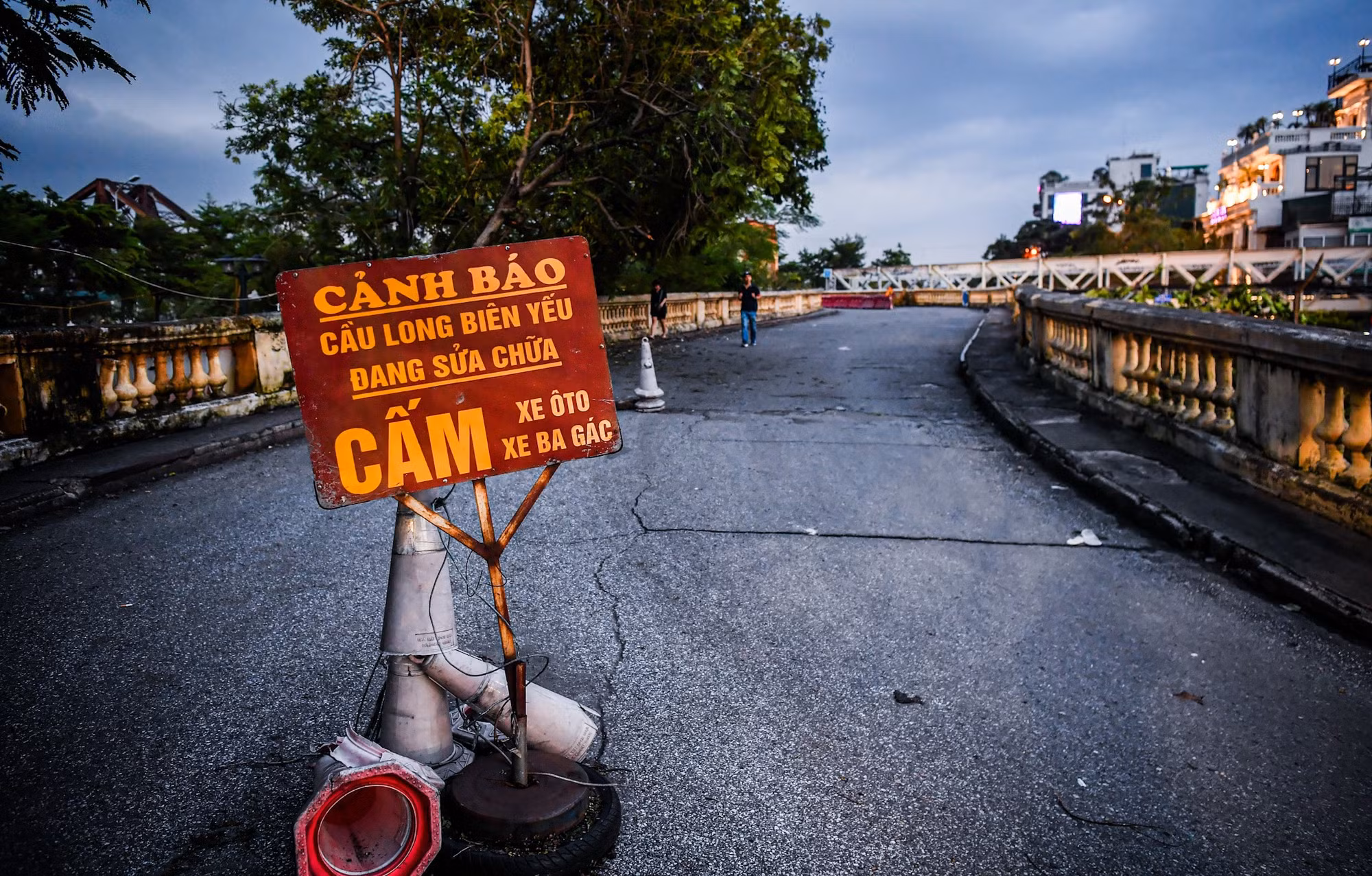 [Ảnh] Bất chấp lệnh cấm, người dân vẫn lên cầu Long Biên... dạo mát ảnh 16