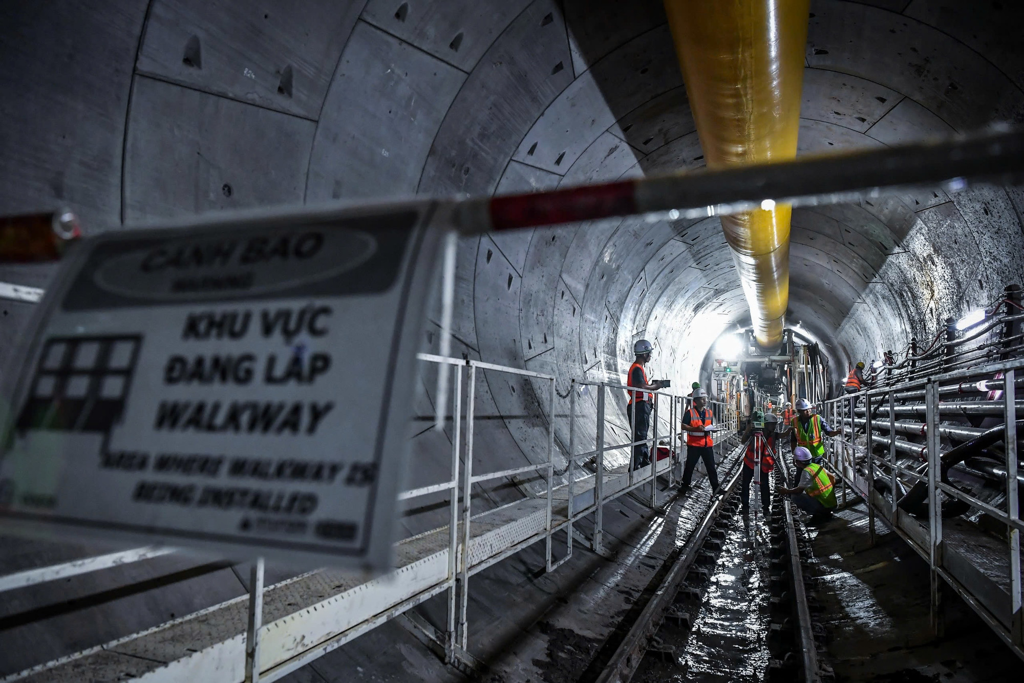 Tại các khu vực đang tiến hành lắp đặt đều có các biển cảnh báo.