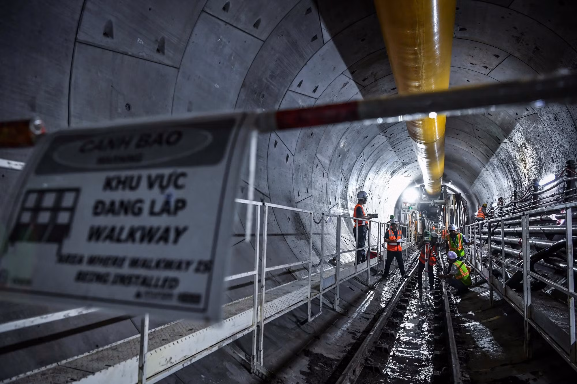 Tại các khu vực đang tiến hành lắp đặt đều có các biển cảnh báo.