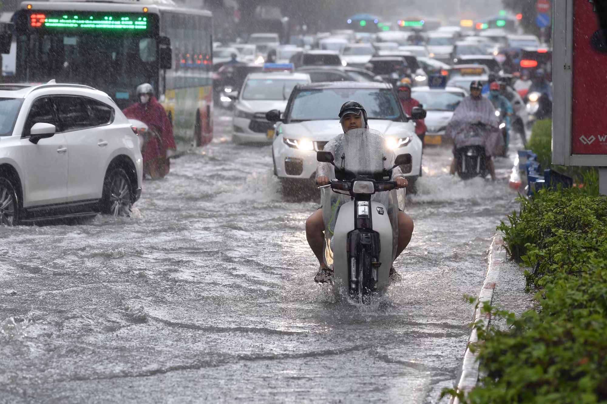 Hiện tượng ùn tắc cục bộ cũng xảy ra.