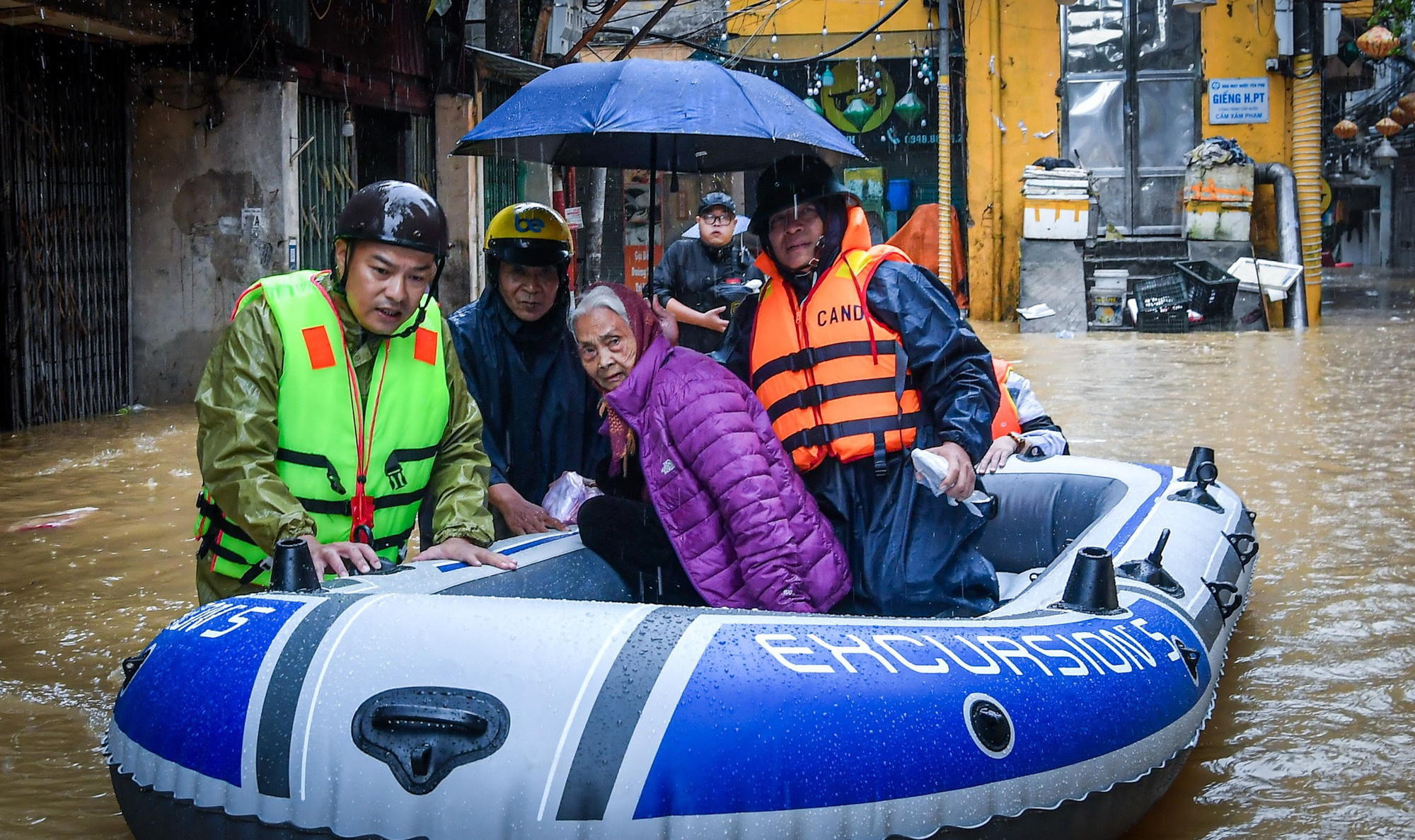Người già, trẻ em và những người có bệnh tật sẽ được ưu tiên...